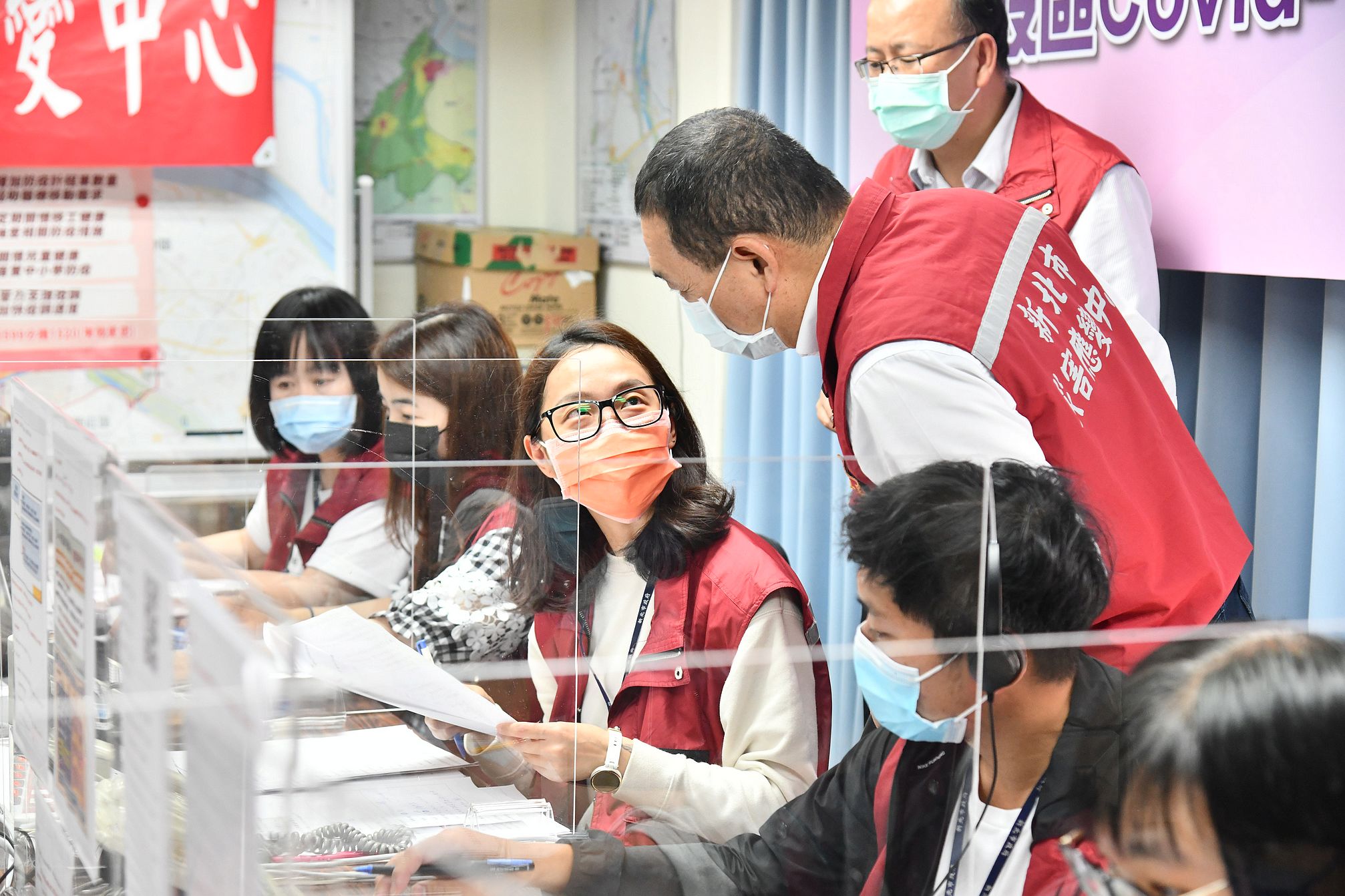 新北市長侯友宜今(6)日至五股區公所「居家照護關懷中心」關懷第一線接線人員，並對基層同仁表示感謝。