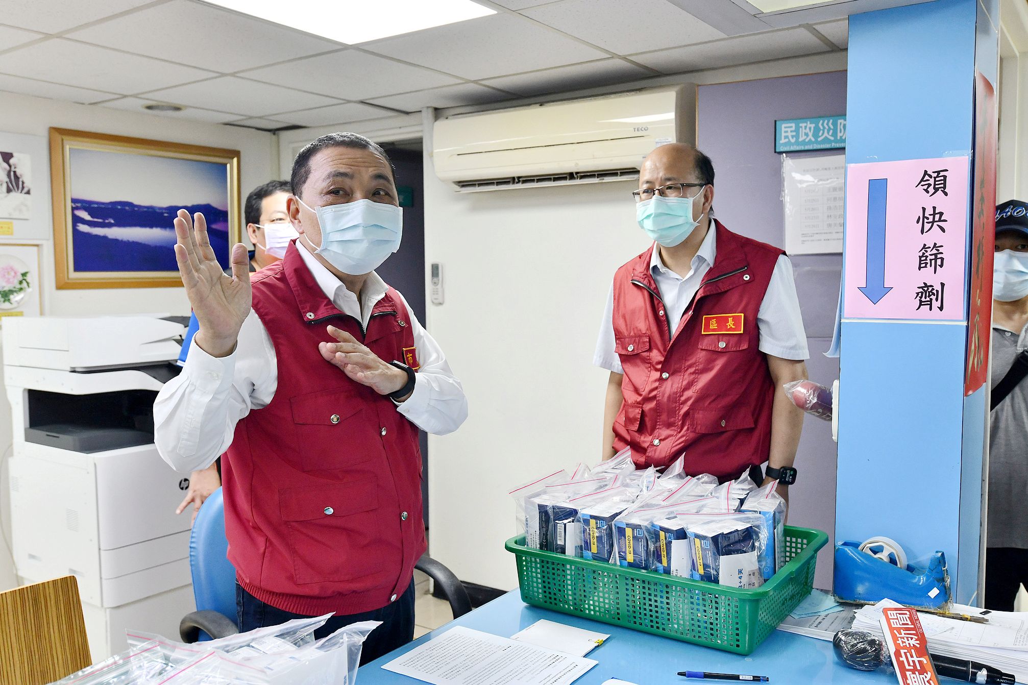 新北市長侯友宜至五股區公所「居家照護關懷中心」關心快篩試劑發送情形。