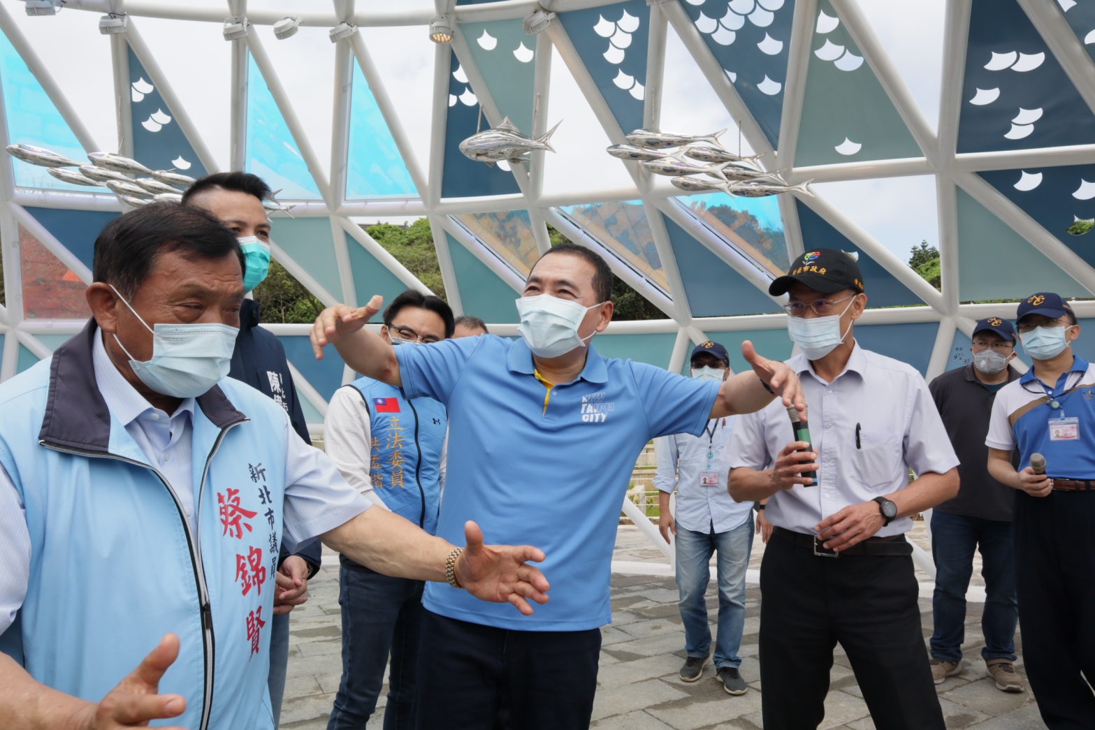 新北市長侯友宜向在地議員介紹石門幸福雙心公園的特色