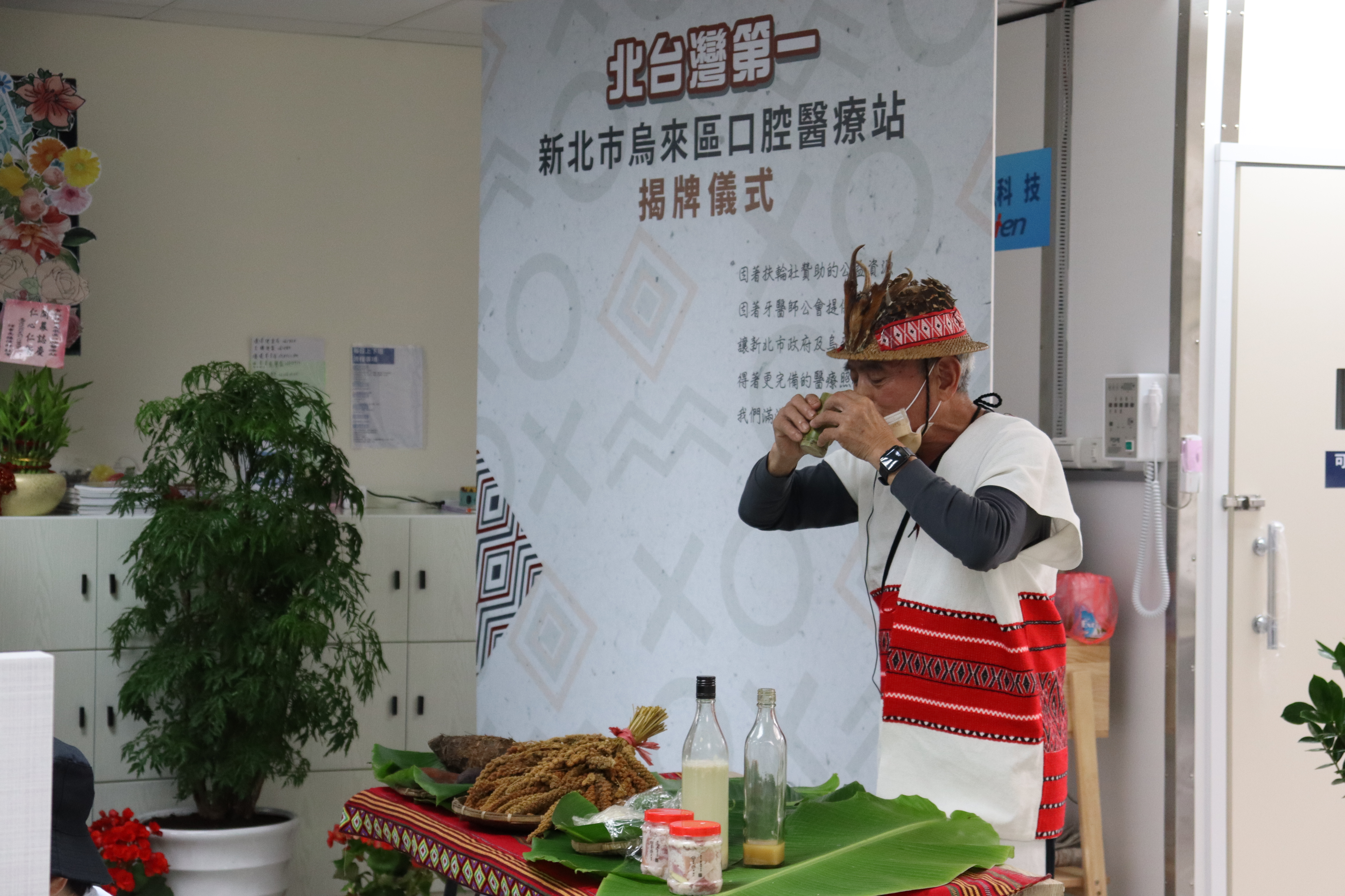 在泰雅族地區的重要活動，一定要請在地頭目向祖靈祈福，王軍二頭目飲用已完成祭天、祭地、祭祖靈的小米酒，祝福大家平安順心（圖/新北市原住民族行政局提供）
