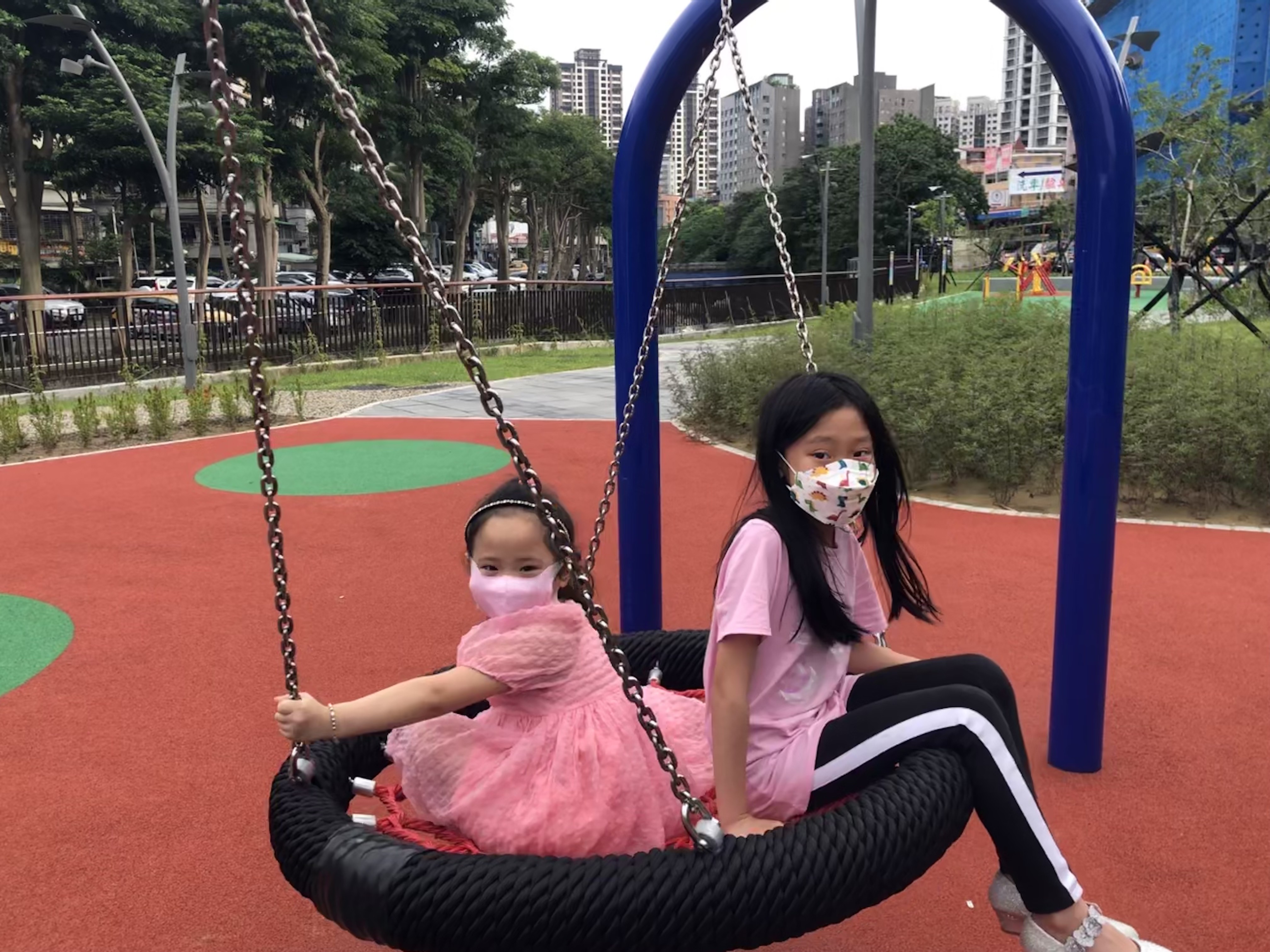 新開放中和瓦磘溝礫間曝氣處理場上方綠地的兒童遊樂區及體健設施全新完工全新體驗