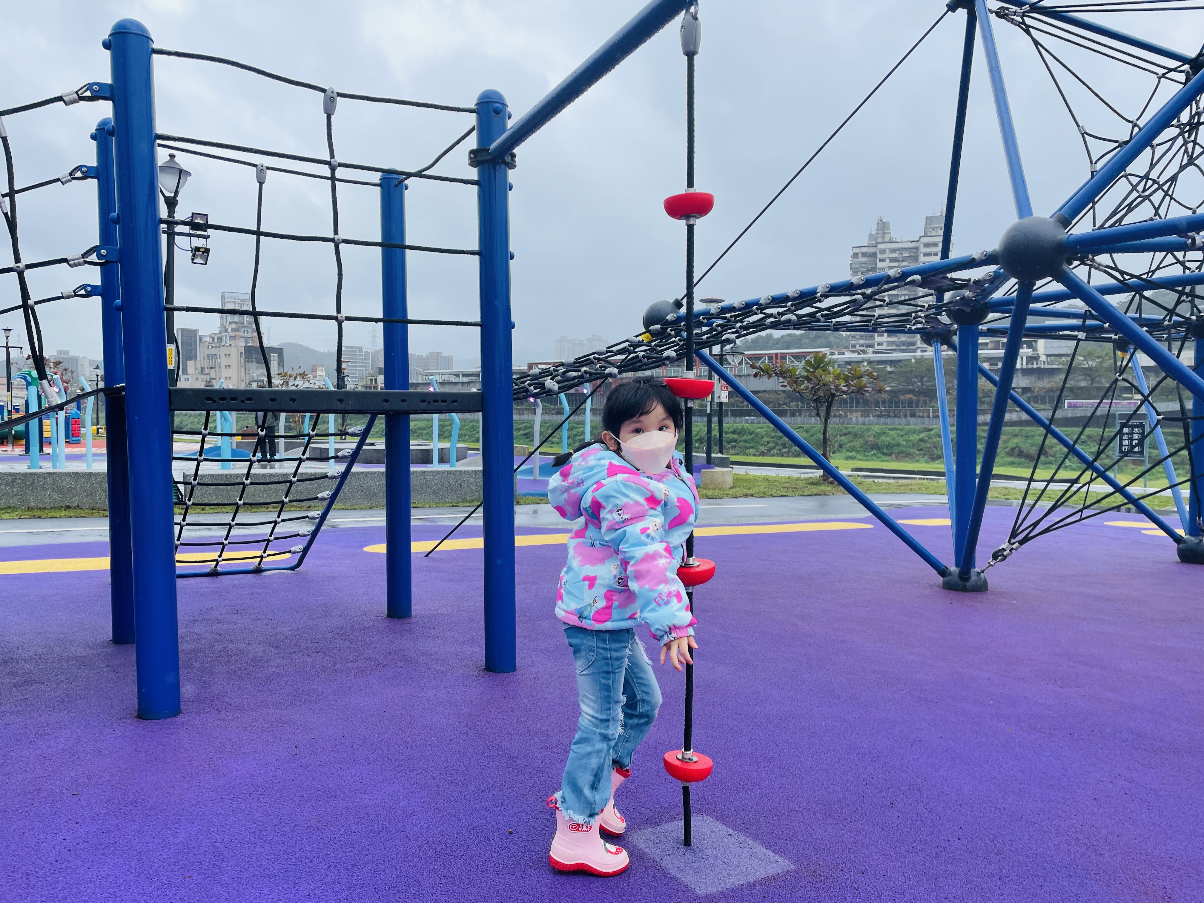 汐止星座公園流星攀爬網我準備好了要開始玩了喔