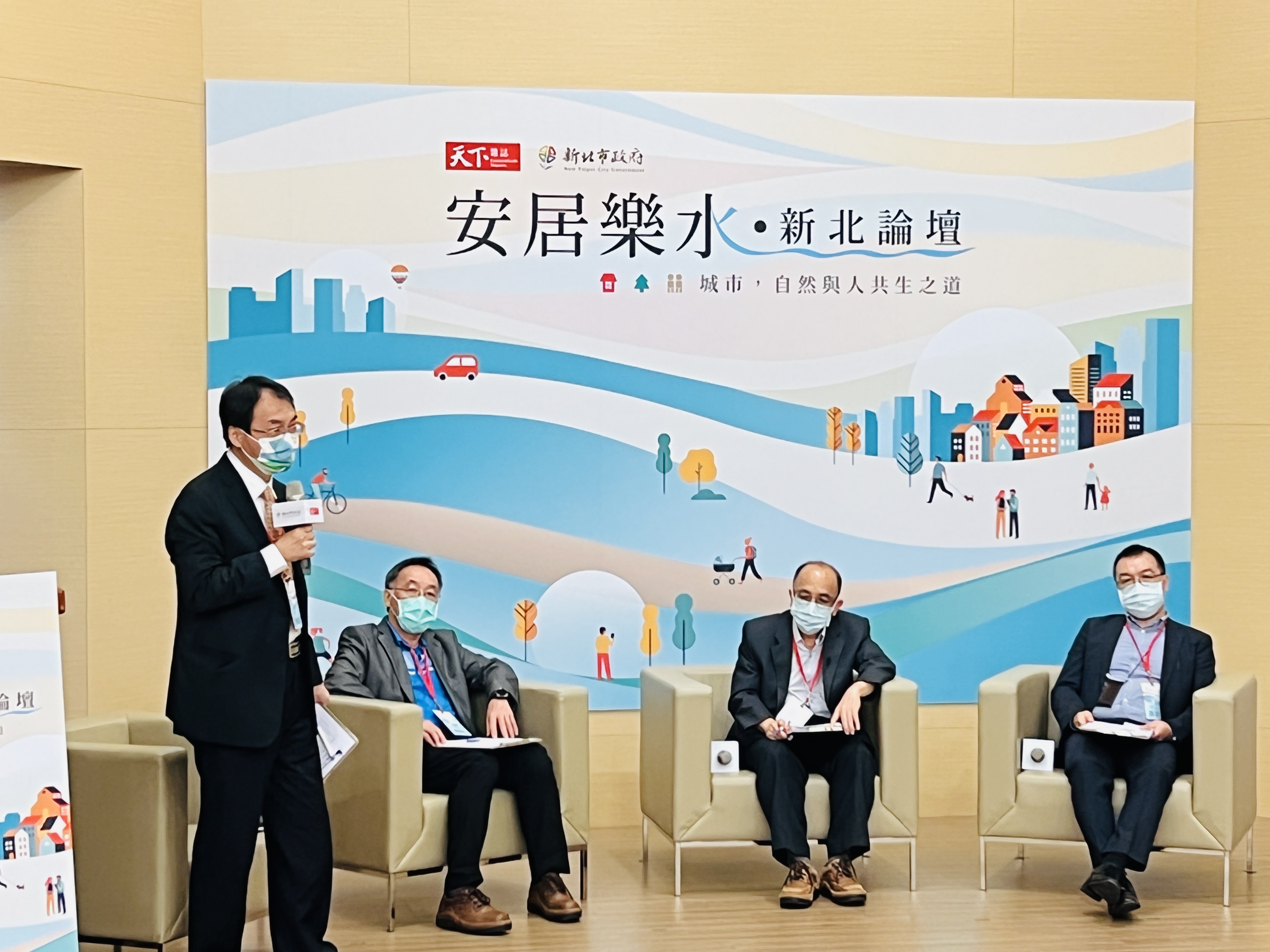 水利署副署長王藝峰擔任主持人，與水利技師公會全聯會理事長陳賜賢、臺灣大學土木工程學系教授游景雲、新北市政府水局局長宋德仁會談