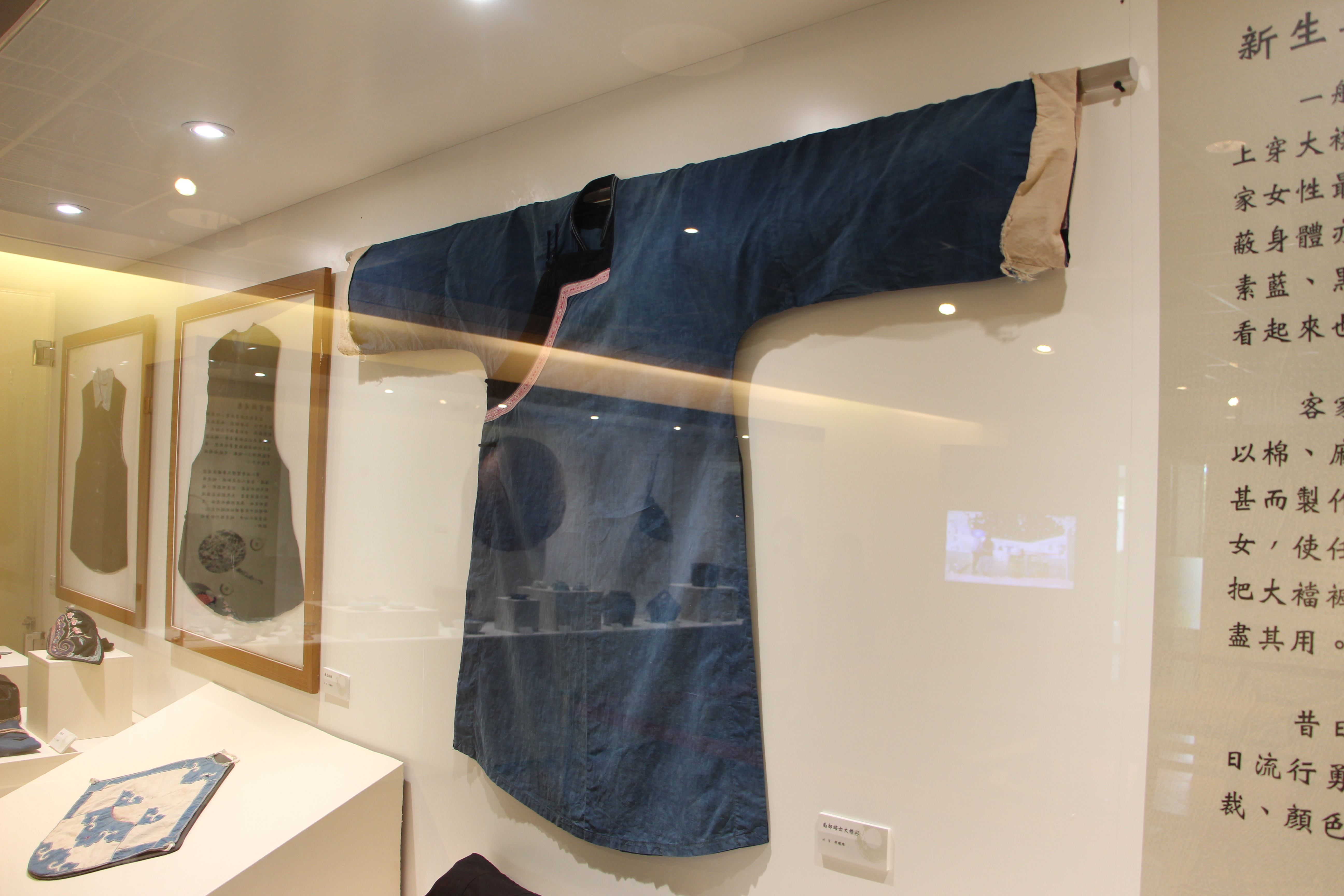 展出文物大襟衫，為客家婦女傳統服飾，本件衣材為麻紗夏布，夏布透風穿著清涼。