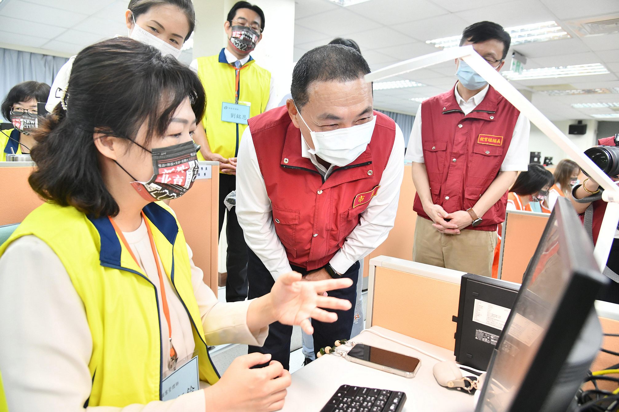 侯友宜今(13)日關懷校園防疫專案辦公室第一線人員工作情形。