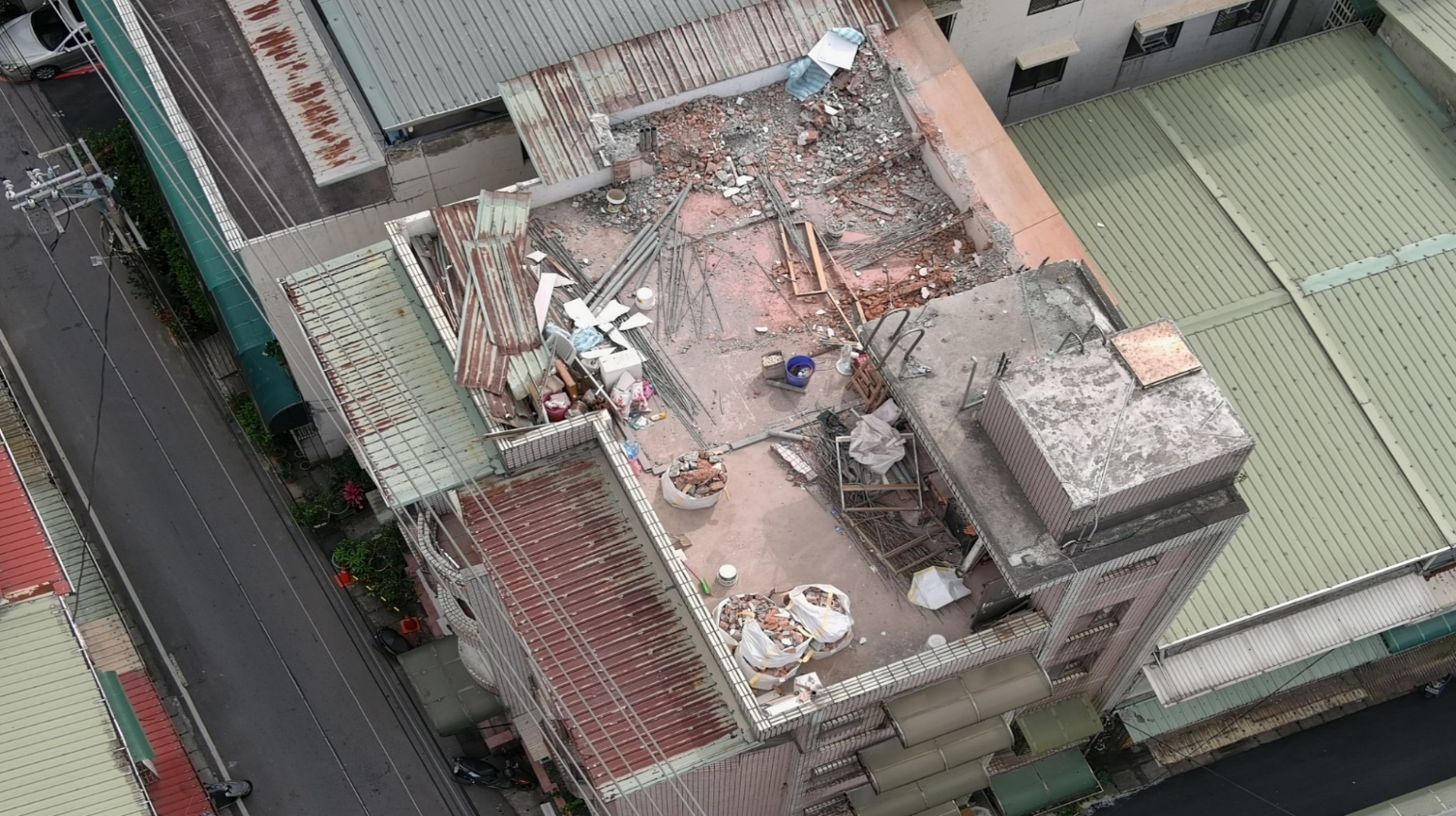 泰山區貴子路頂樓加蓋違建拆除完畢