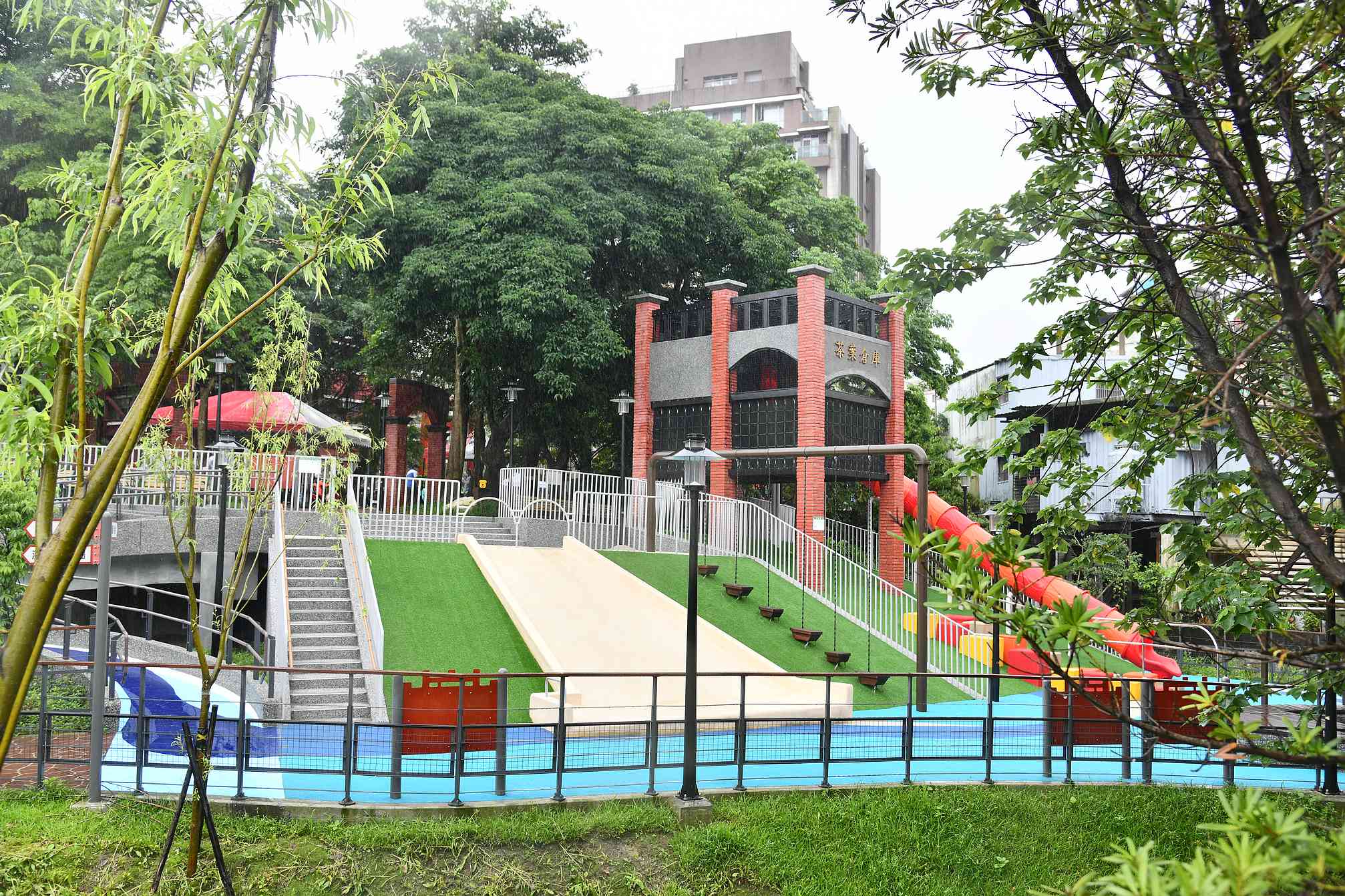 水返腳公園位於汐止區大同路2段，離台鐵汐止車站僅200公尺，交通便捷。