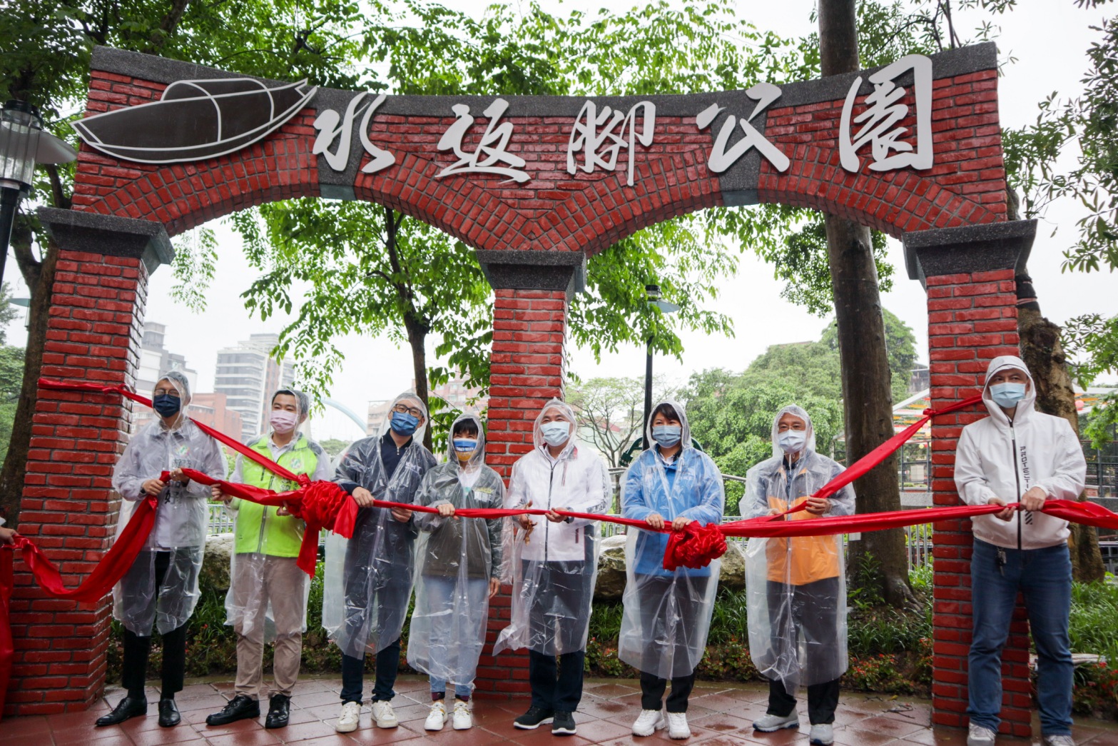 以茶葉、礦業、水返腳碼頭等地方歷史意象作為主題的汐止「水返腳公園」今日在新北市長侯友宜與多位民意代表共同剪綵後宣布正式啟用