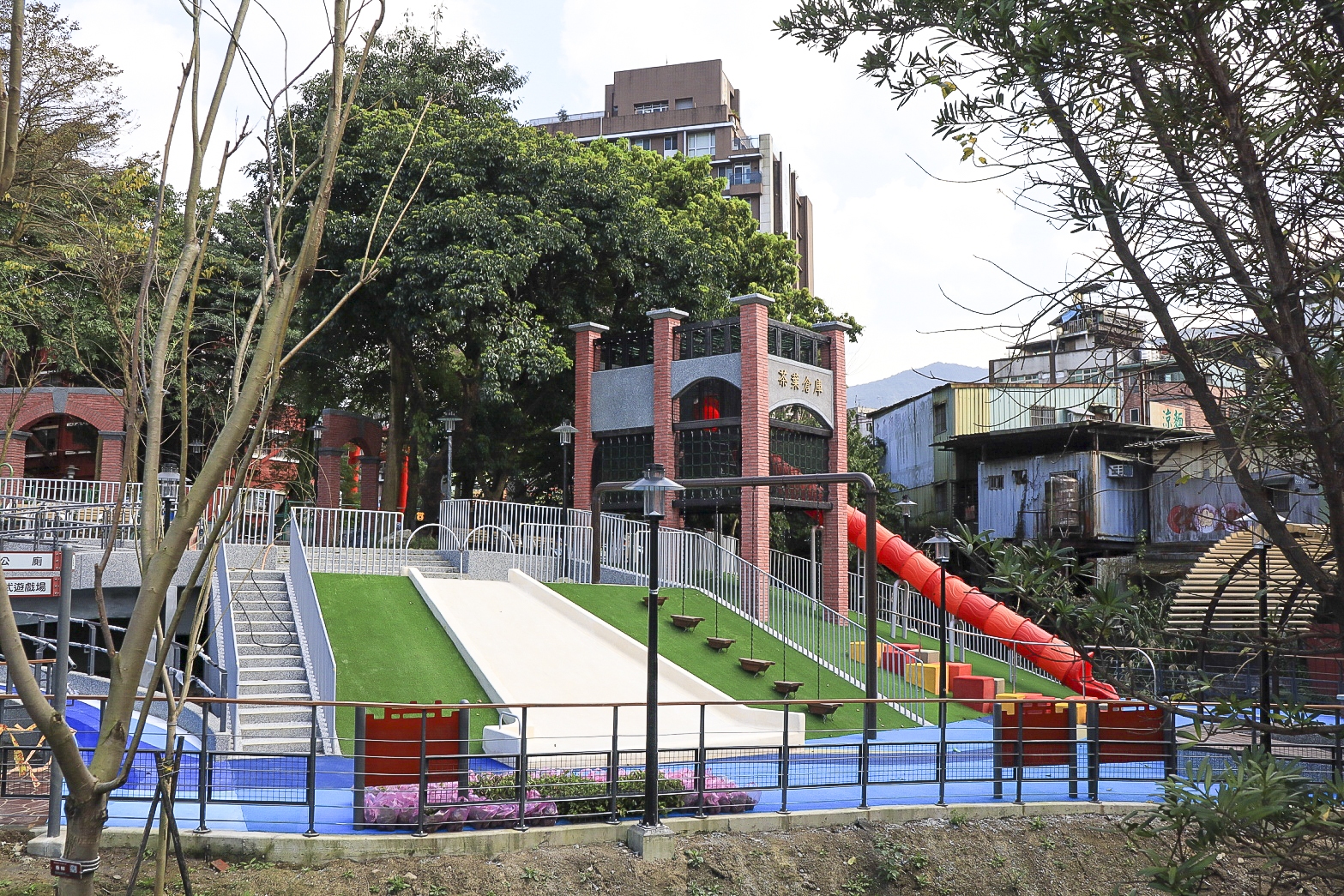 水返腳公園裡的乾式遊戲區