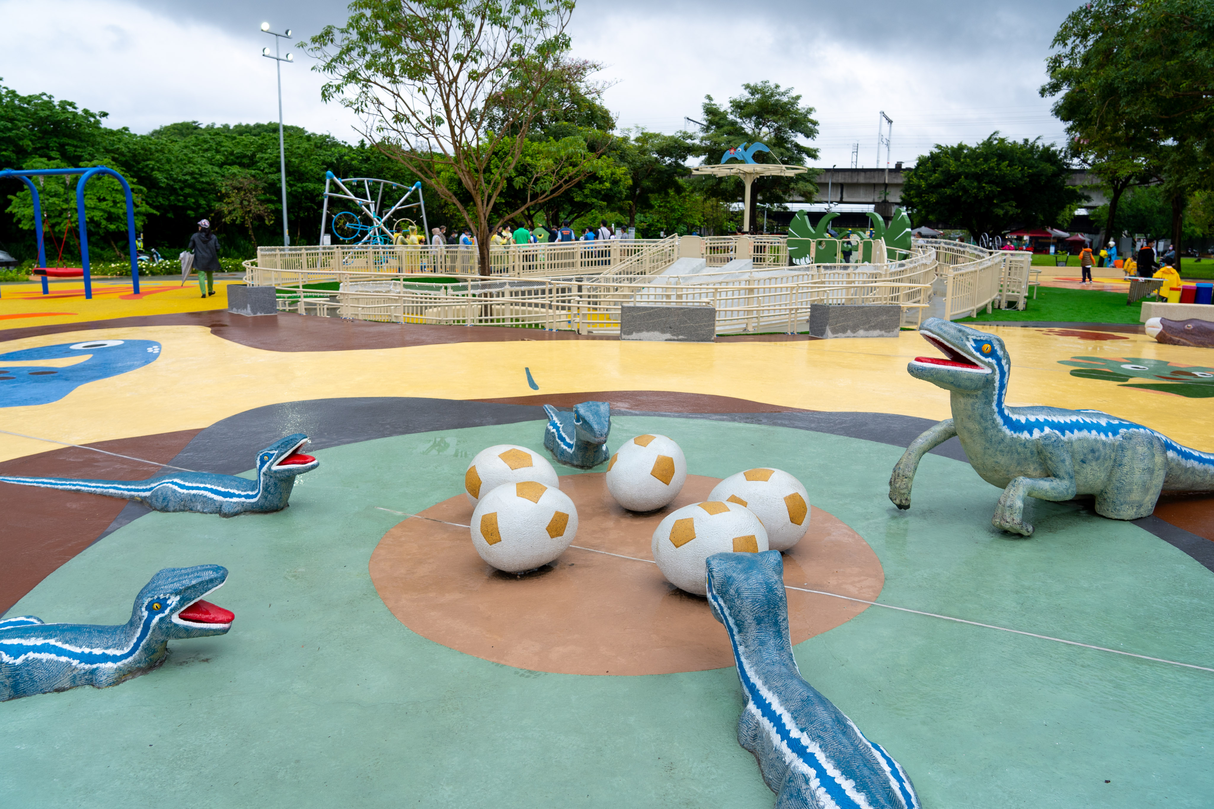 浮洲遊戲場-恐龍主題樂園，設有親子共融鞦韆、攀爬的天空之塔、沙坑等遊具