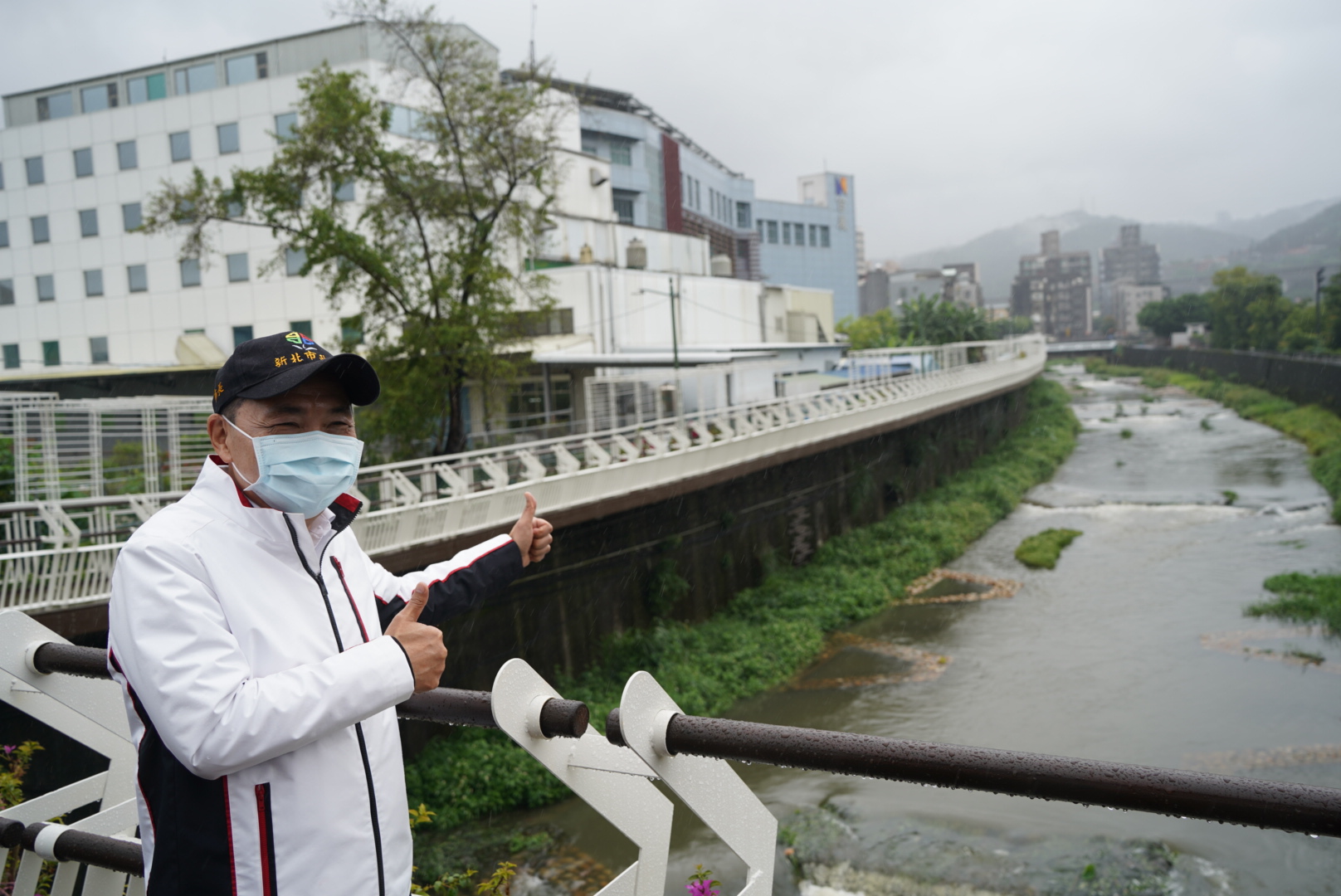市長侯友宜今(16)日視察時表示都會區的民眾開門就能享受鄉下溪流的純樸自然，使人與自然互惠互生