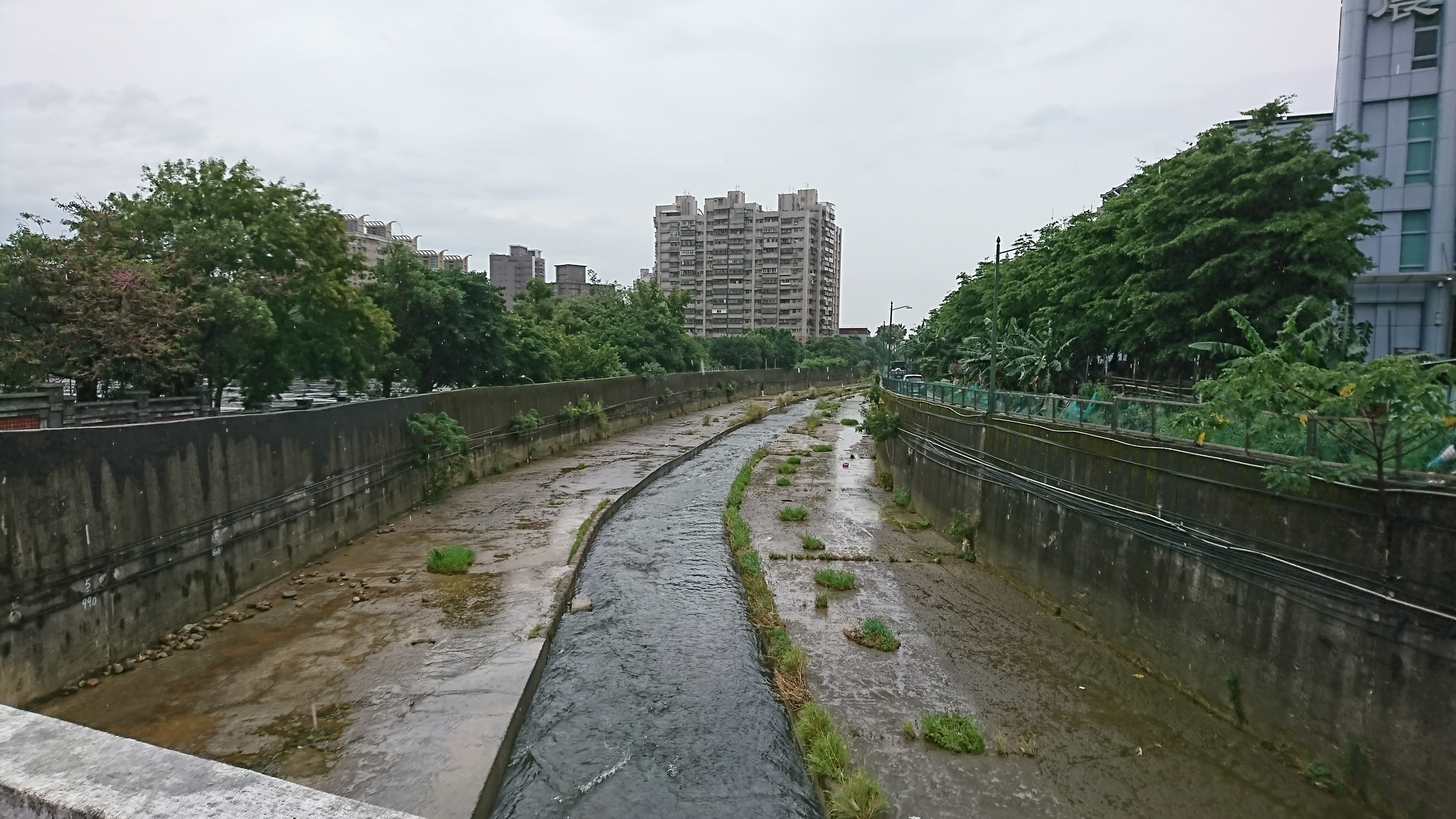 大窠坑溪原先為三面光混凝土河道