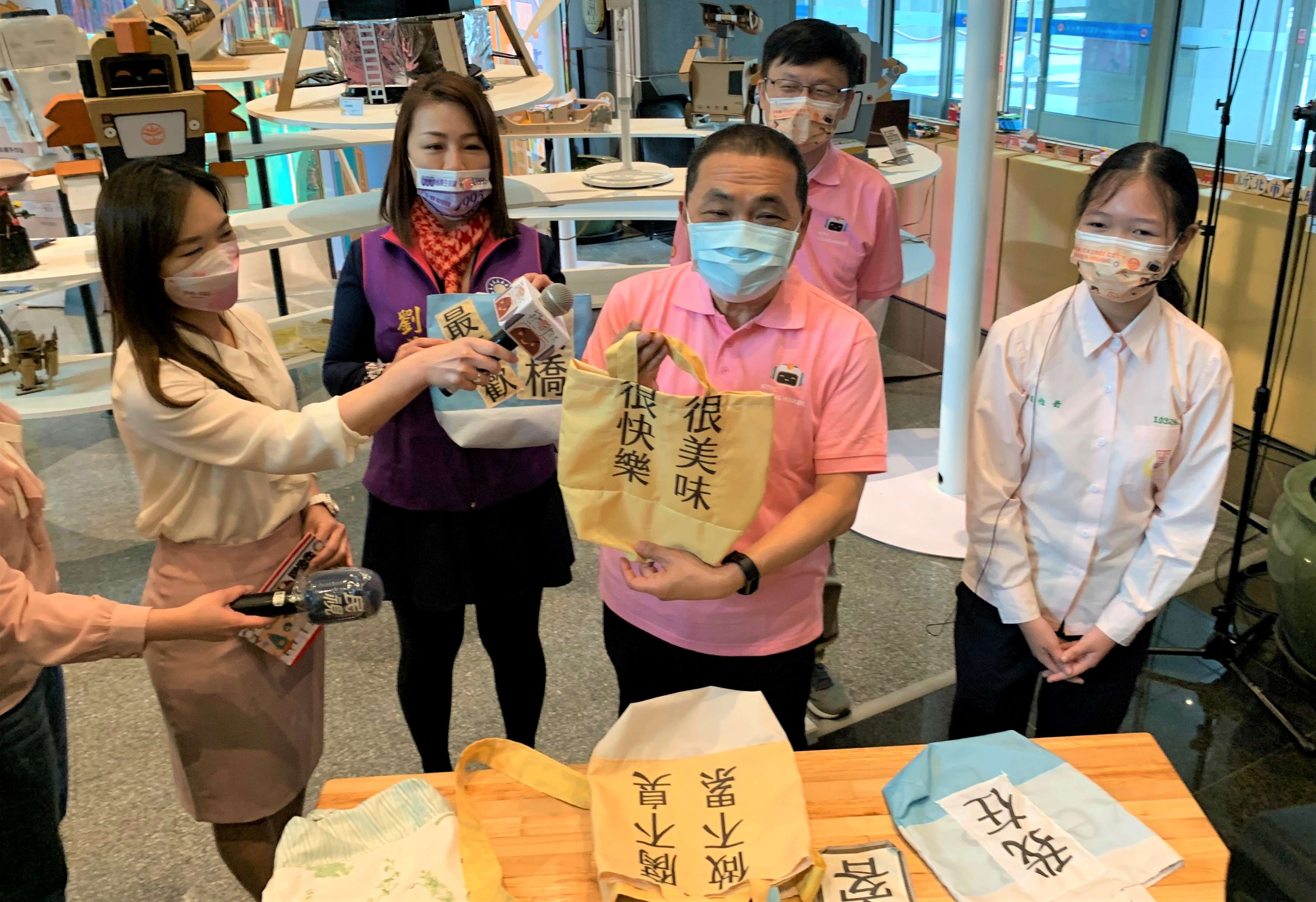 4.中和國中學生將企業捐贈寢飾餘布與歷年主題展掛旗，製成文青環保袋.jpg
