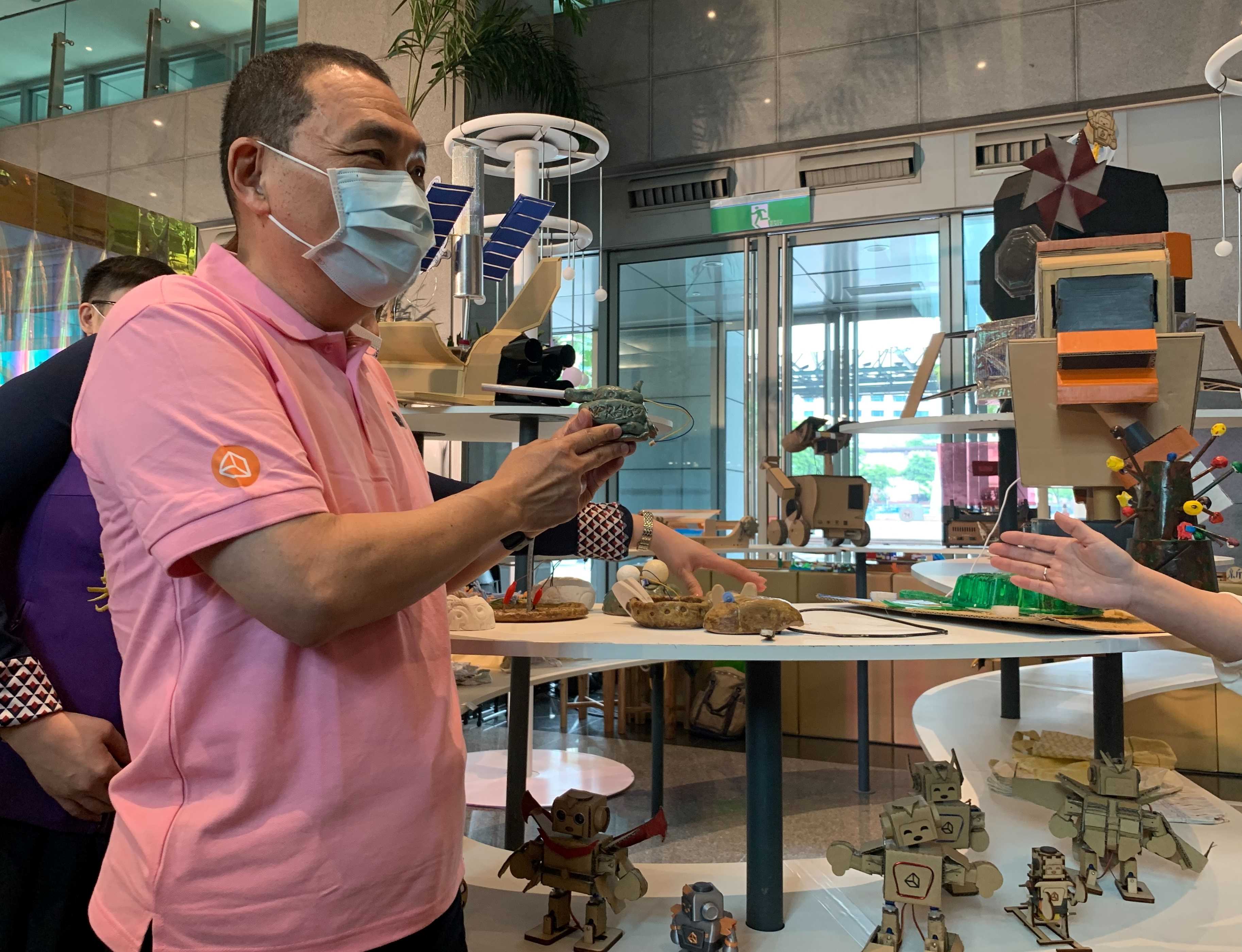6.市長侯友宜參觀主題展特色作品.jpg