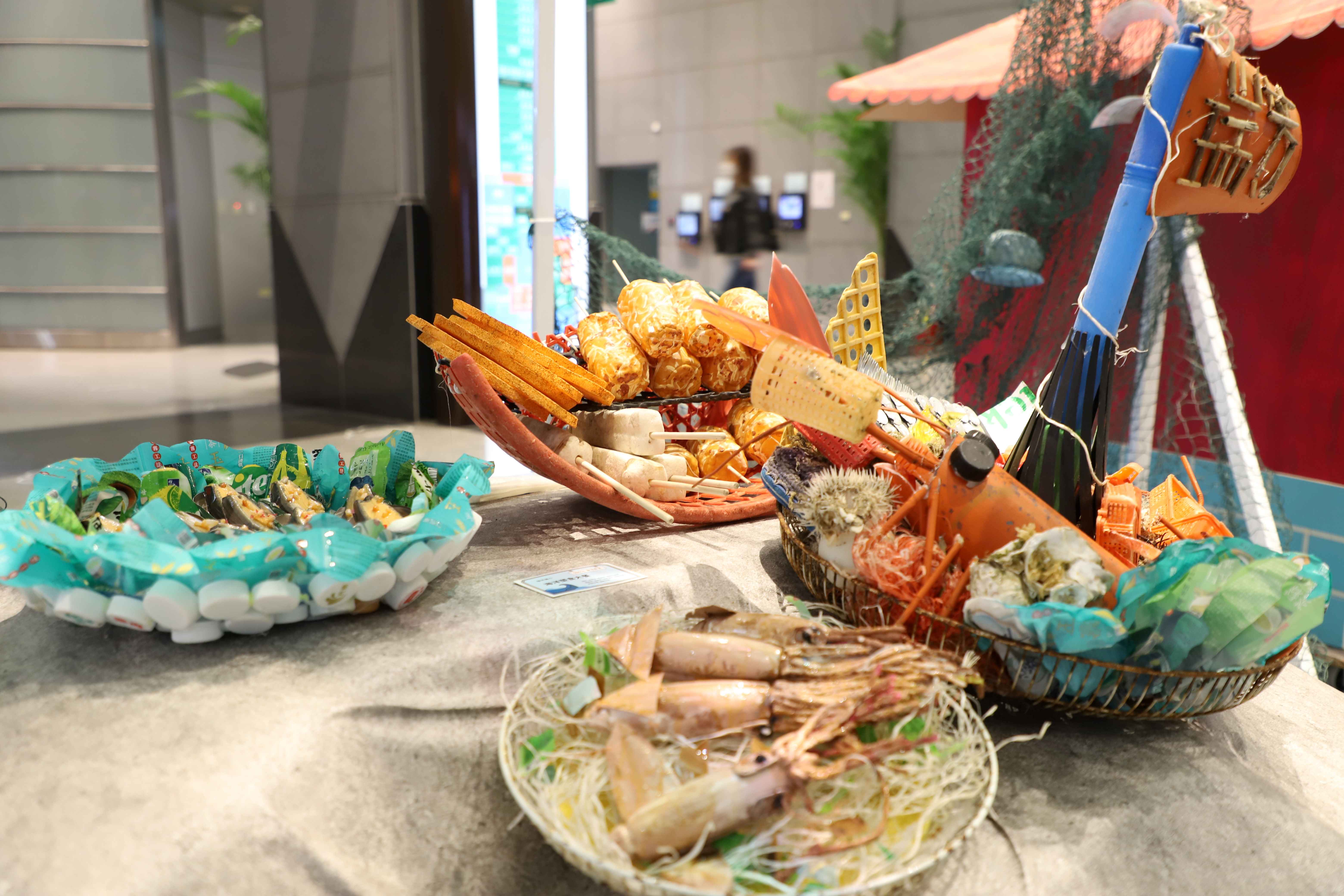 7.瑞芳國小用鄰近海邊塑膠廢棄物做出在地文化特色塑食大餐作品.jpg