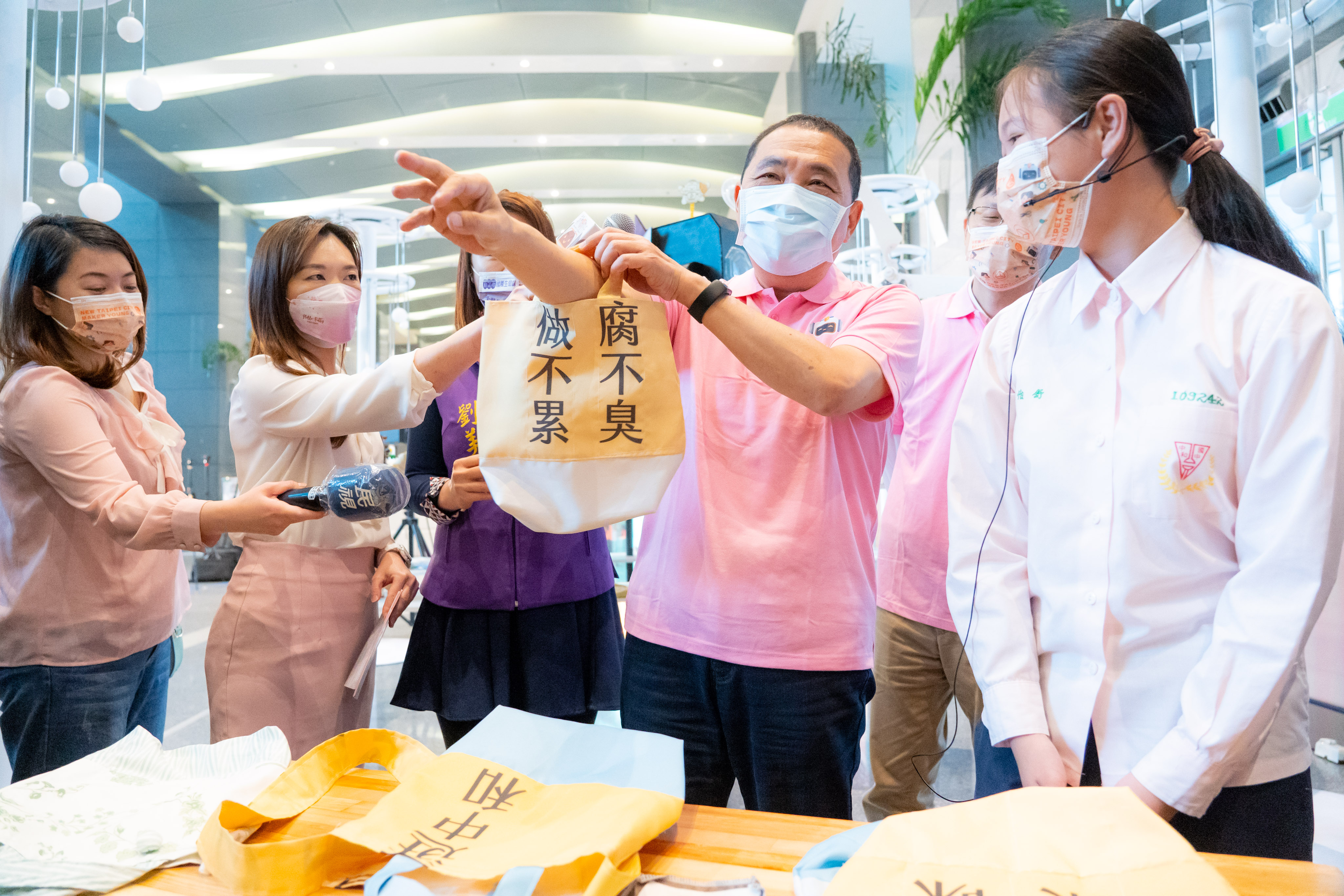 2022新北SDGs創客季系列活動，侯友宜市長體驗中和國中學生製作文青袋。