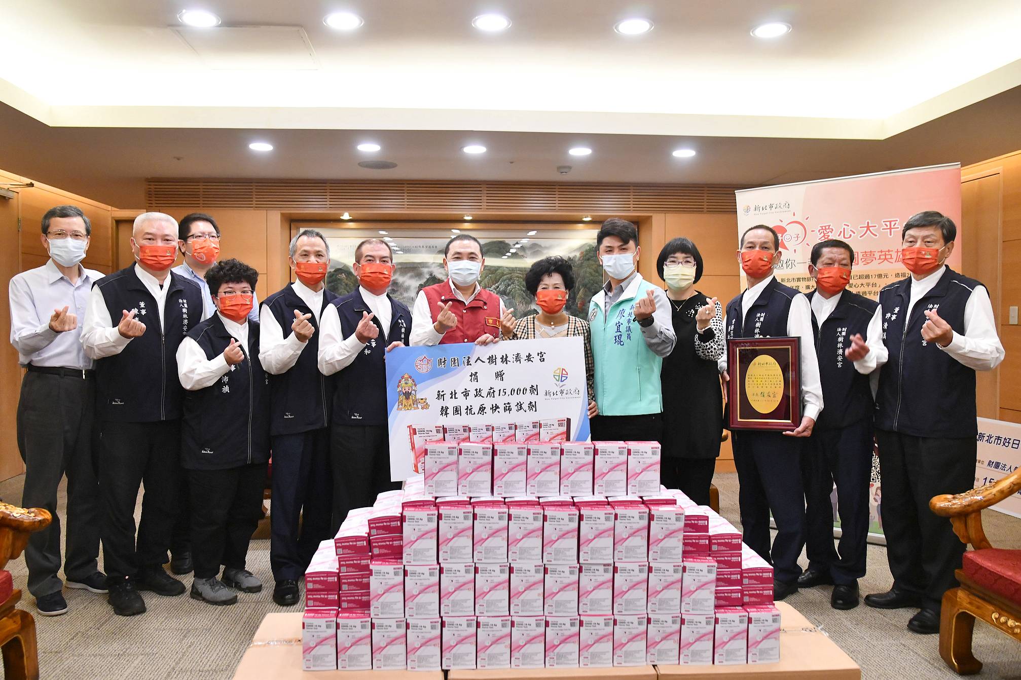 侯友宜感謝濟安宮捐贈快篩試劑猶如雪中送炭