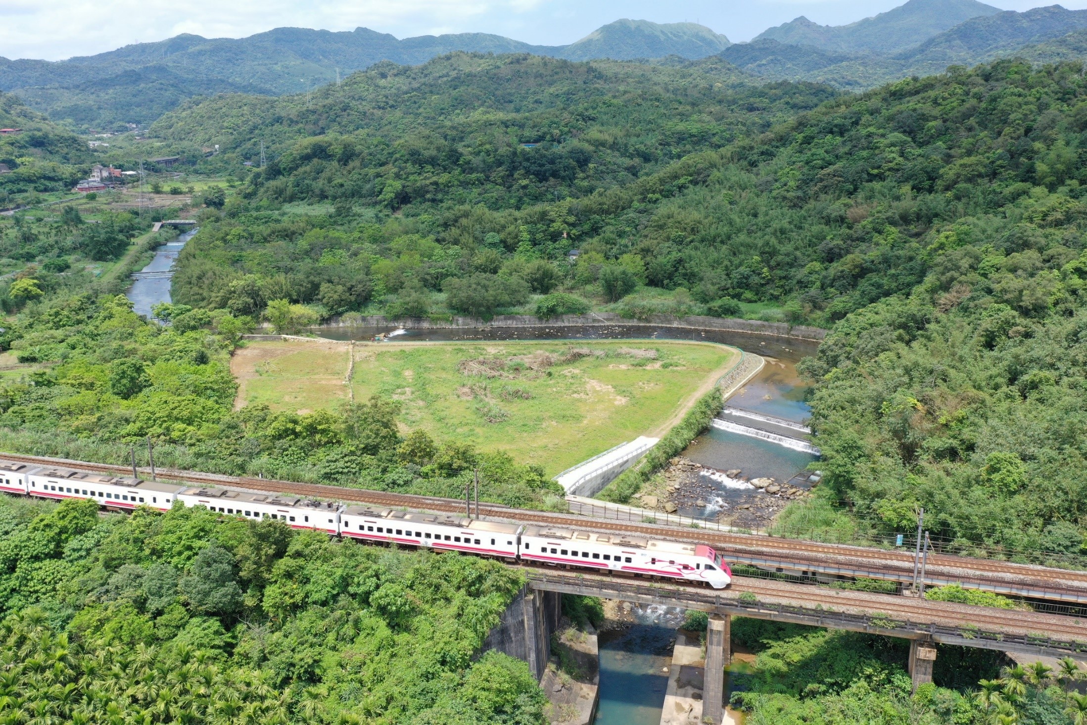 雙溪牡丹溪溪岸 對外道路由五分街銜接102縣道 工區位於五分橋上游河段
