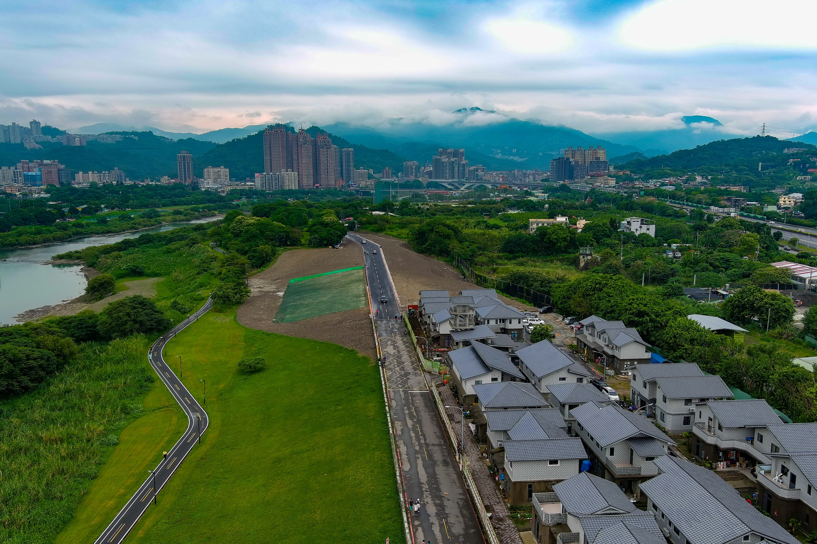新設堤防完成後串聯前後道路