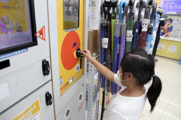 3.四合一智慧回收機，可回收PET寶特瓶、鋁罐、手搖PP杯及乾電池，且採零接觸24小時服務，環保又防疫-600