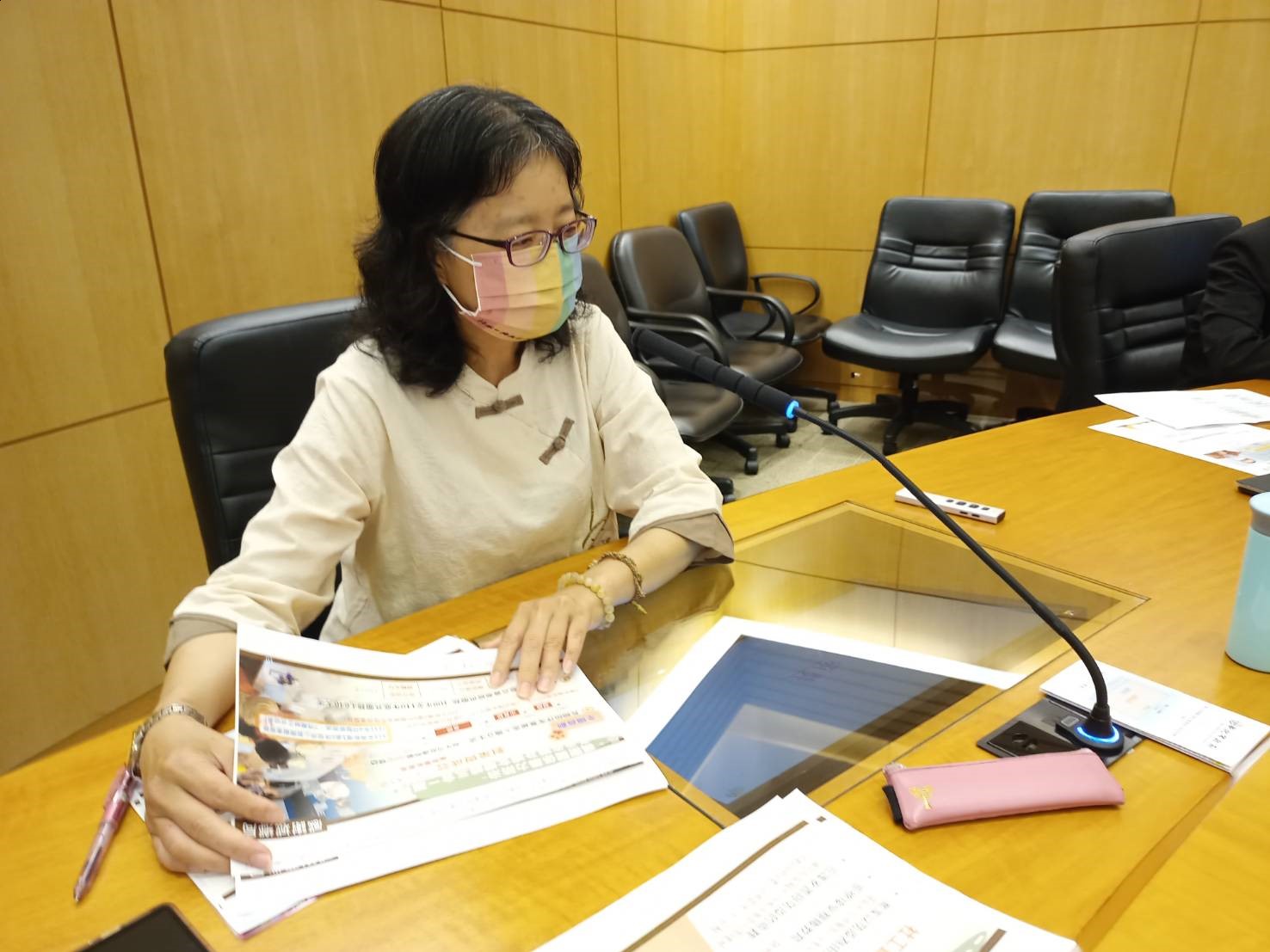 新北家防中心主任許芝綺在市政會議以「積極救援 拒絕暴力 營造安居新北市」為題進行專案報告