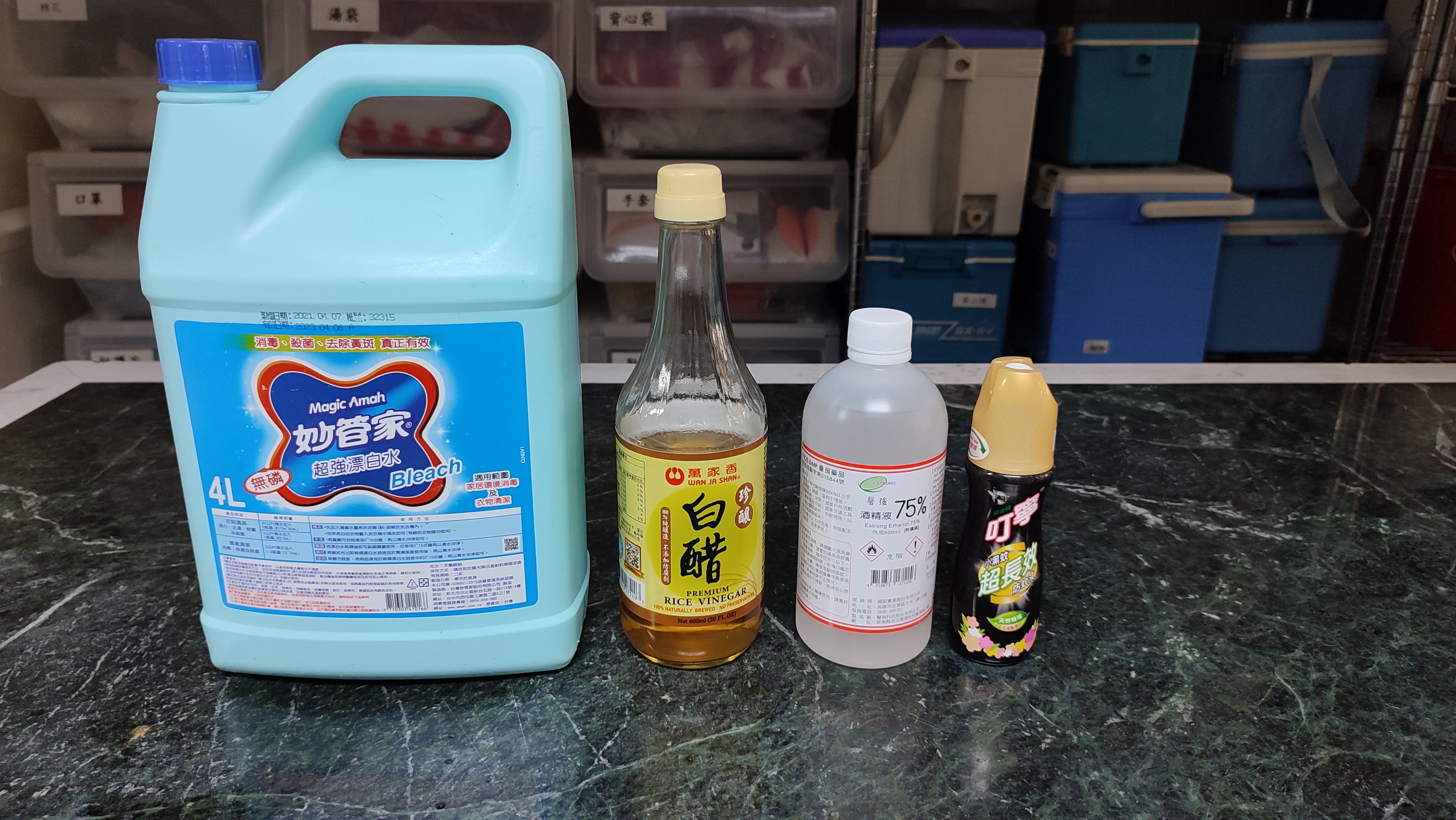 家庭常用稀釋漂白水、酒精、醋酸、橙油等溶液，以擦拭及塗抹方式在地板、家俱表面上可殺死禽螨。
