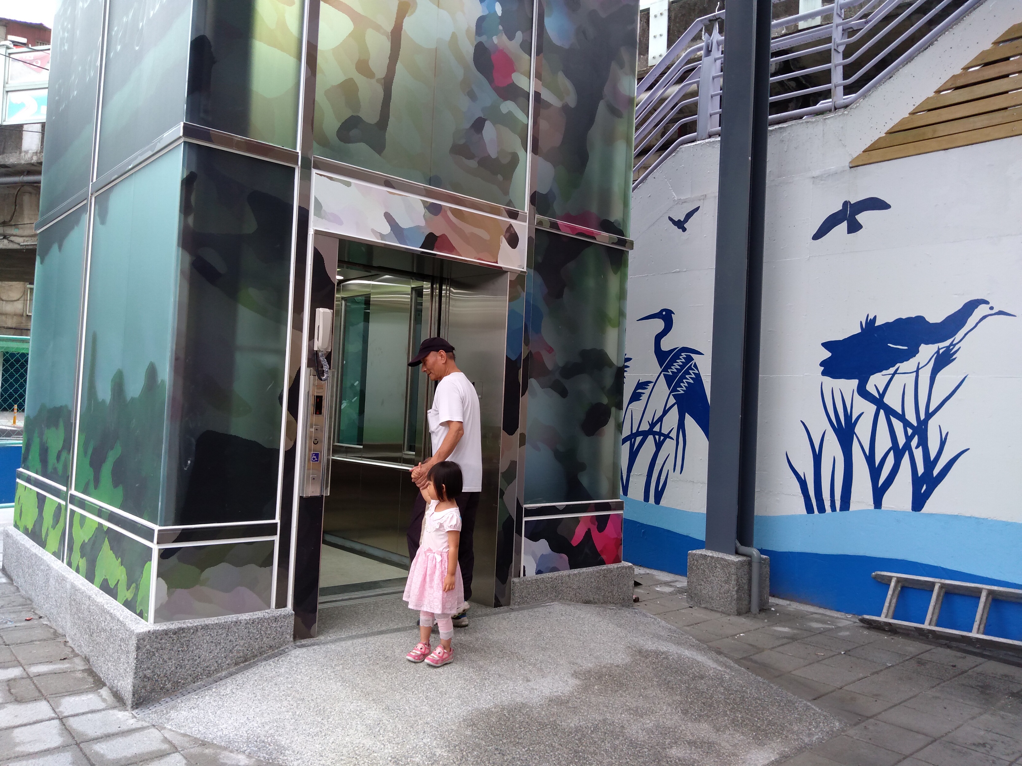 歡迎民眾多加利用水岸電梯，來河濱遊玩或運動，可欣賞水岸自然美景或騎自行車追風