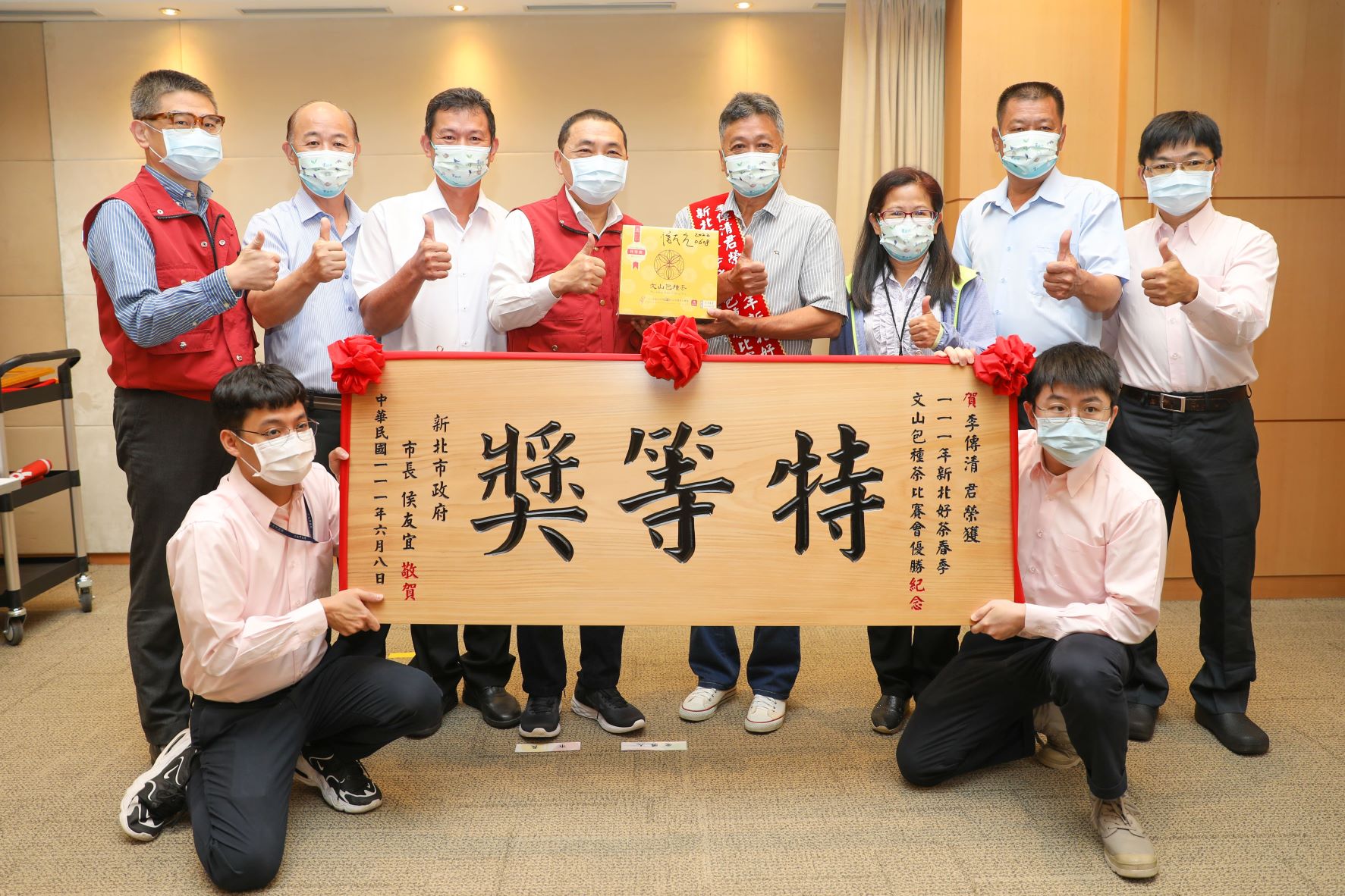 市長侯友宜於市政會議上勉勵農友在製茶技術上的用心