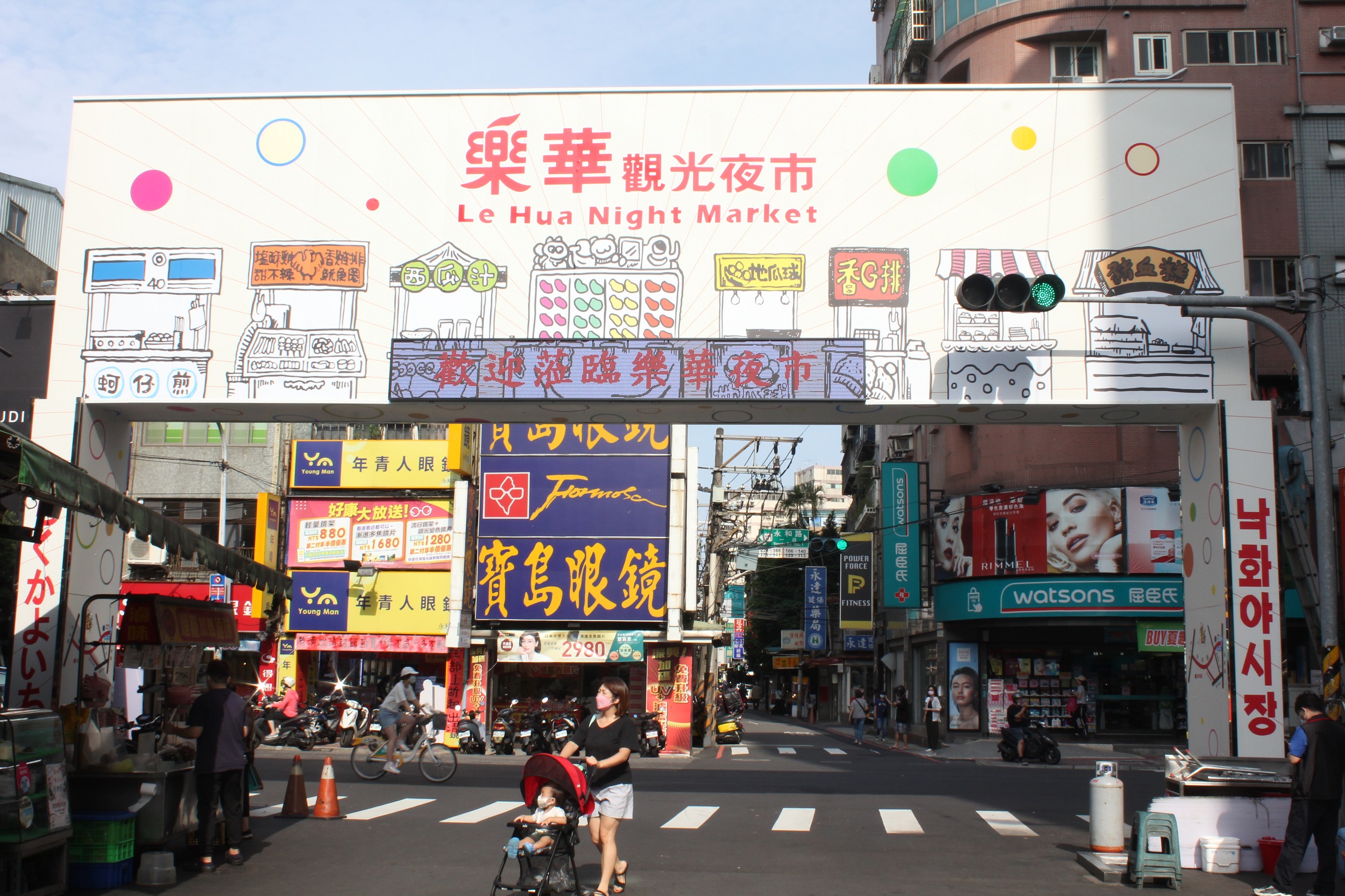 樂華夜市牌樓已使用超過10年，市場處以活潑的攤臺圖案做設計，並保留兩側多語言歡迎詞，傳達樂華夜市擁有許多特色店家，歡迎各界一同來消費概念。