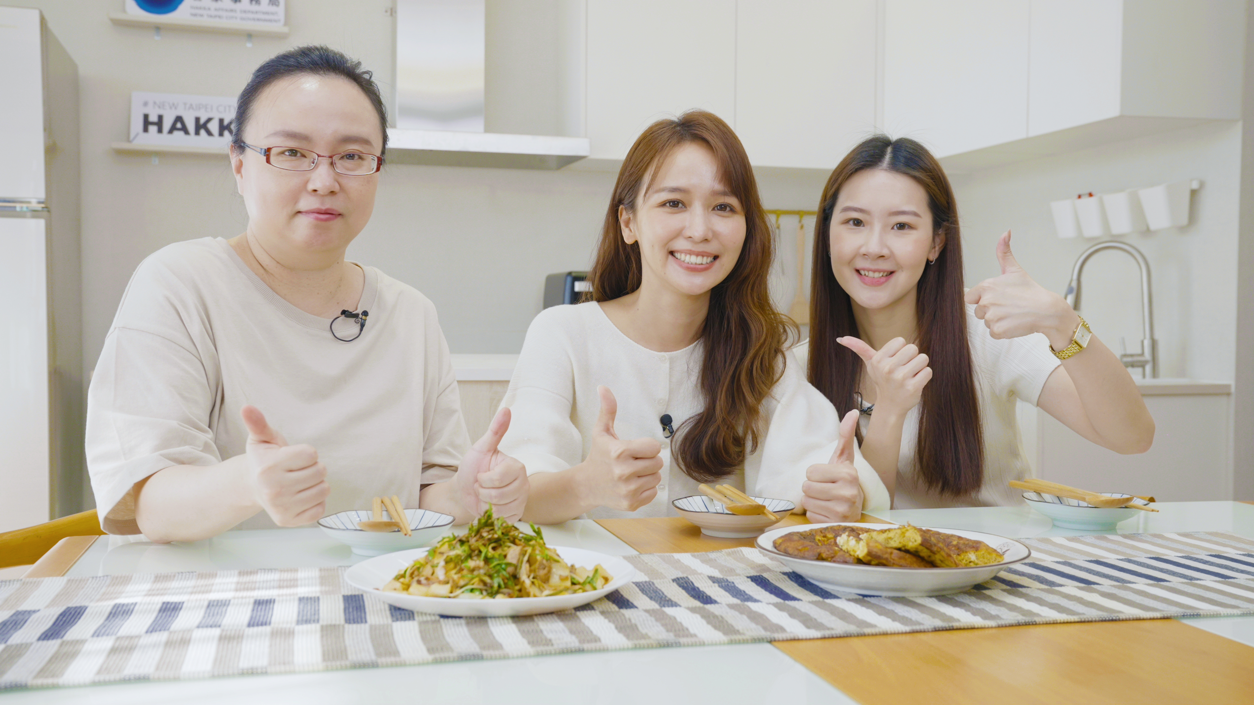 2.ㄚ樺媽媽(左)示範的客家創意料理，擄獲主持人陳明珠(中)及新北哈客智庫小幫手徐瑄伶(右)味蕾.jpg