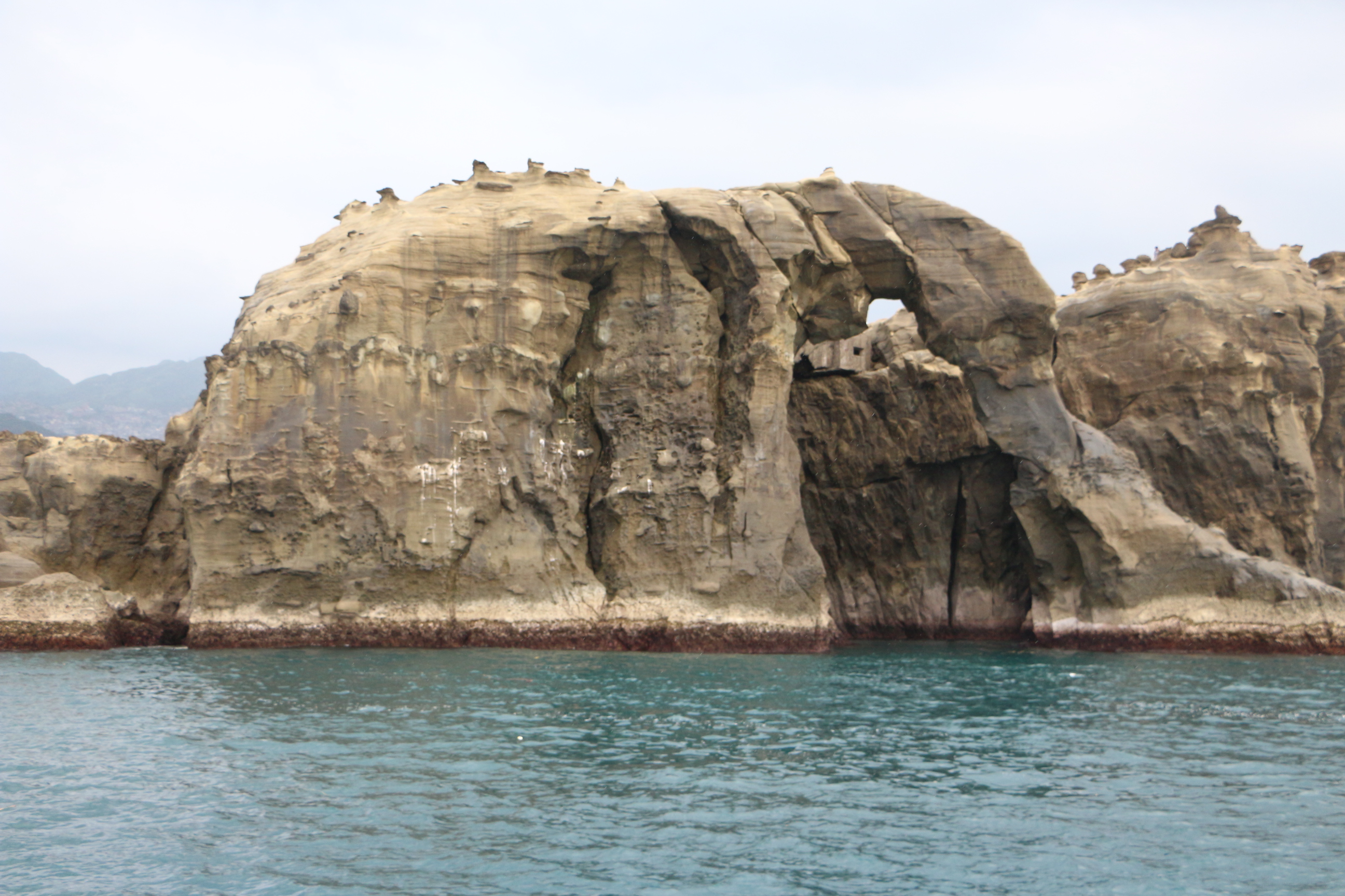 深澳漁港旁的象鼻岩