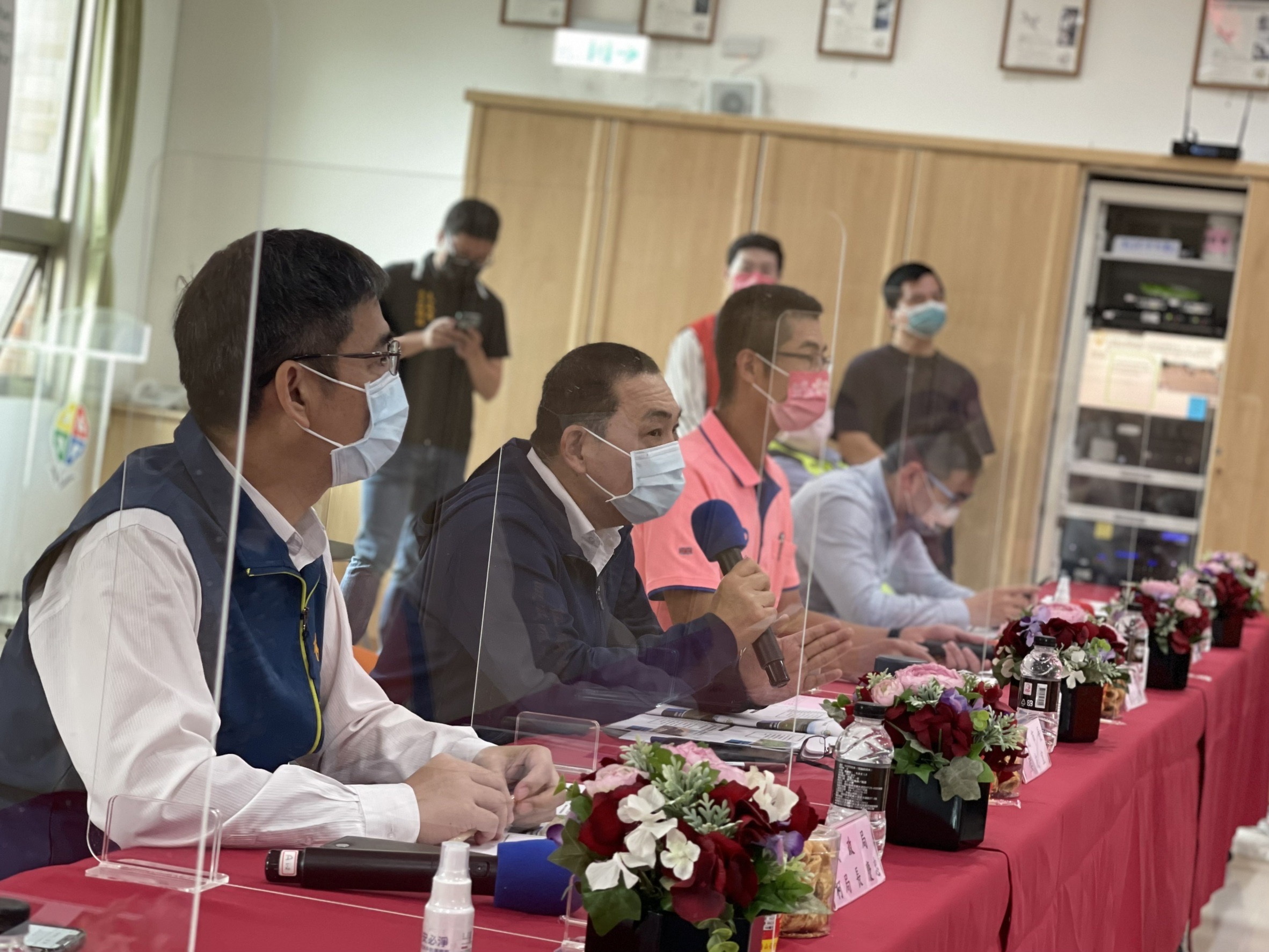 新北市長侯友宜今(16)日率市府團隊至金山區與里長座談