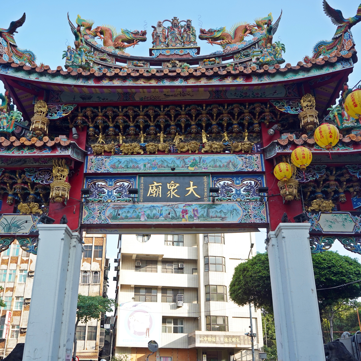 目前新莊地藏庵山牆內側標示「大眾廟」、外側標示「地藏庵」，顯示大眾爺與地藏王菩薩在信眾眼中同等重要