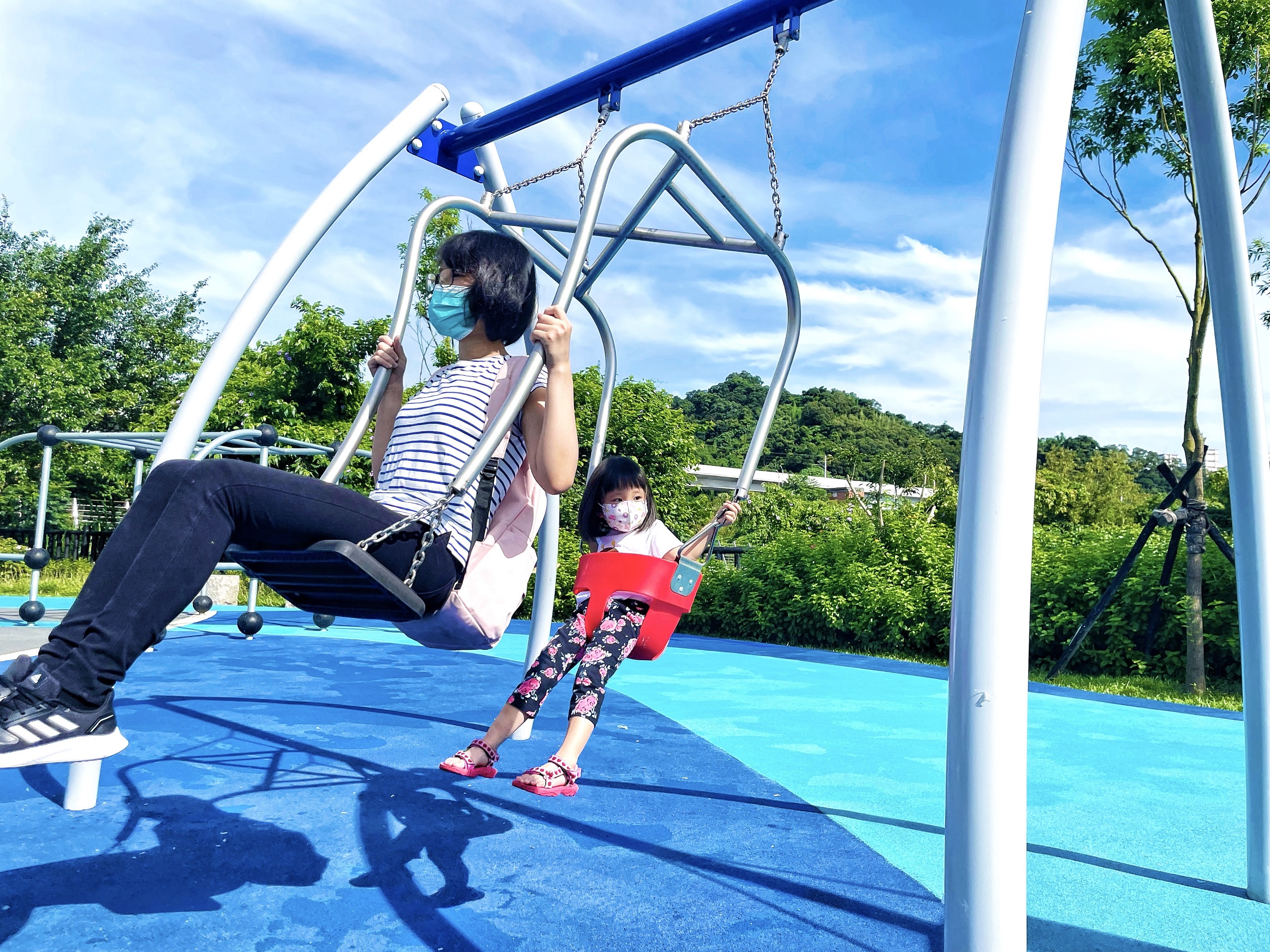 新的遊戲場安全法規頒布下，重新檢視並規劃改造原有公園設施