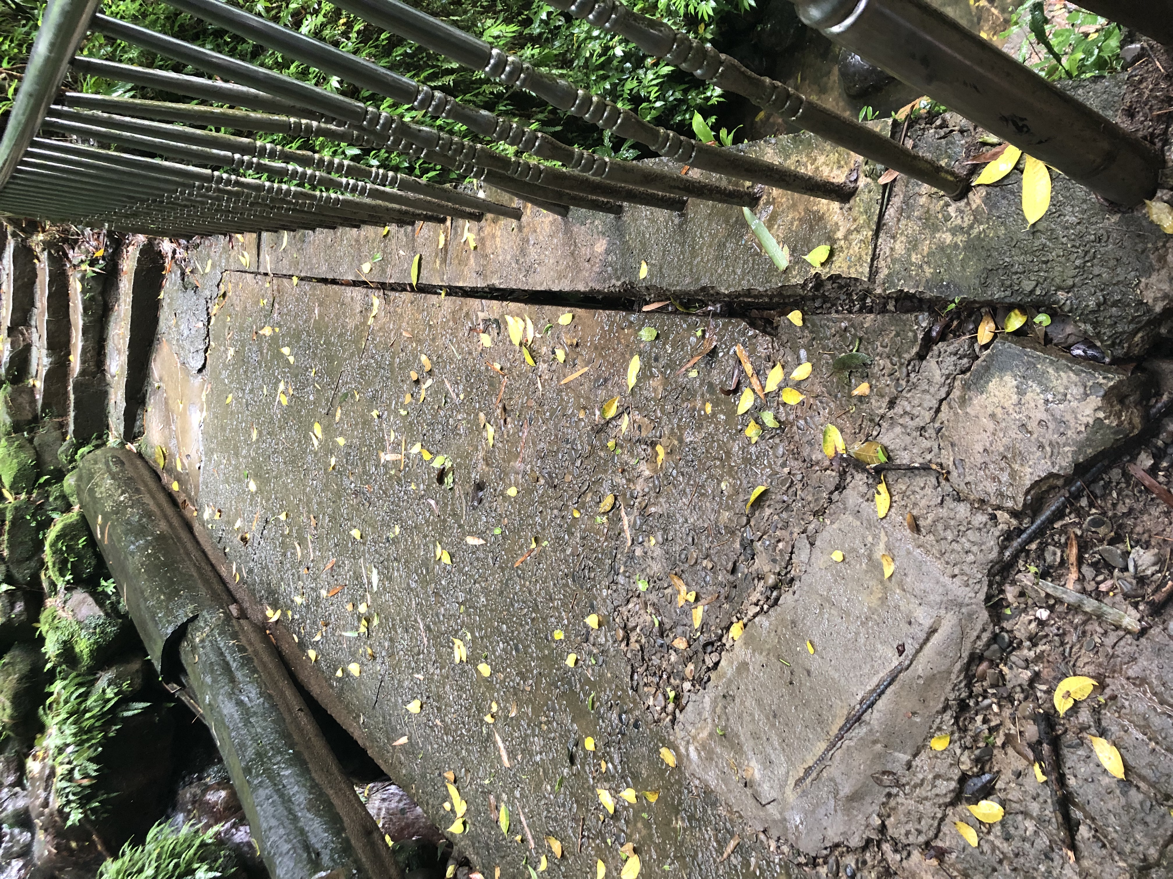 橋面遭落石砸陷