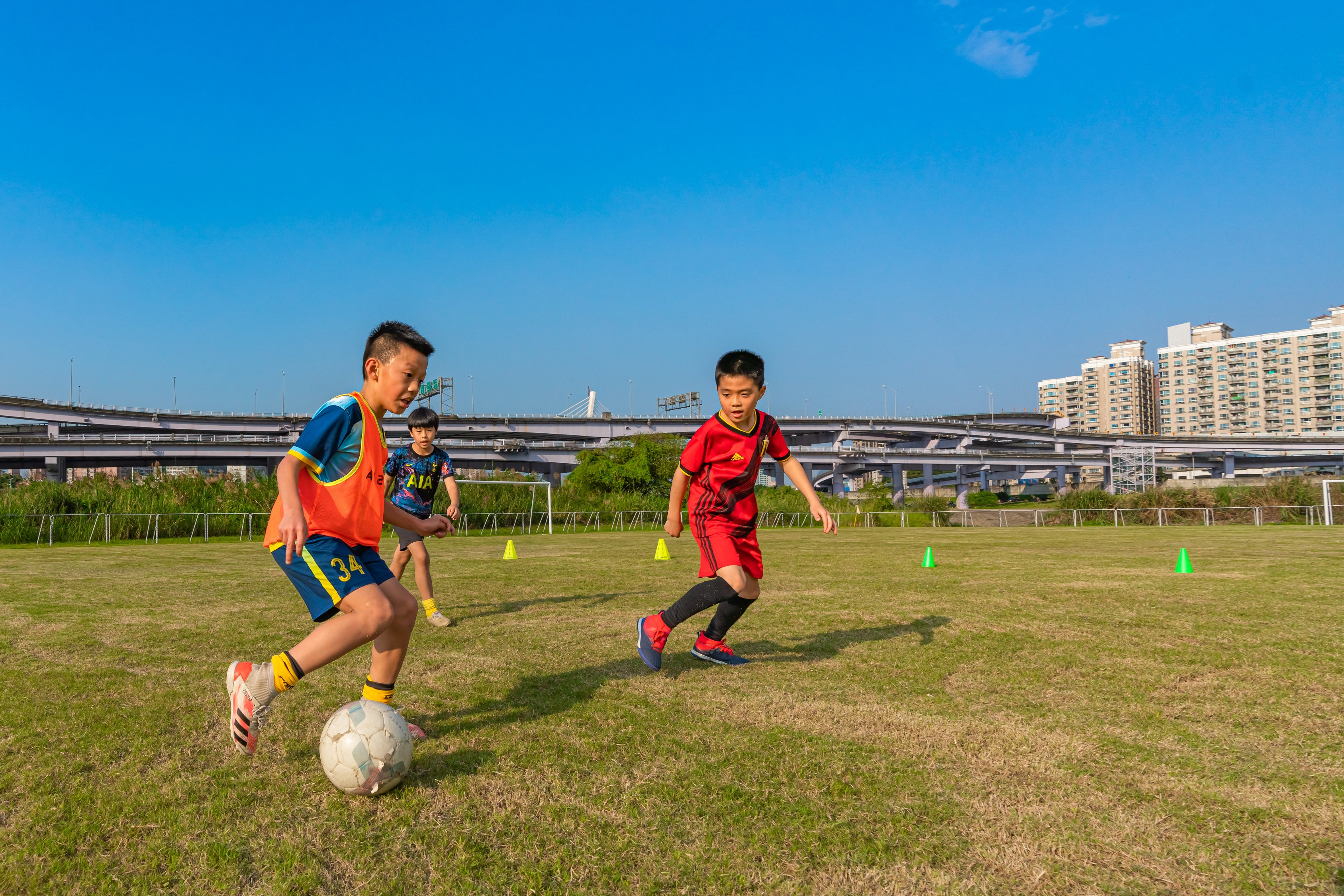 新店區首座十一人制戶外足球場就在新店溪左岸陽光運動園區