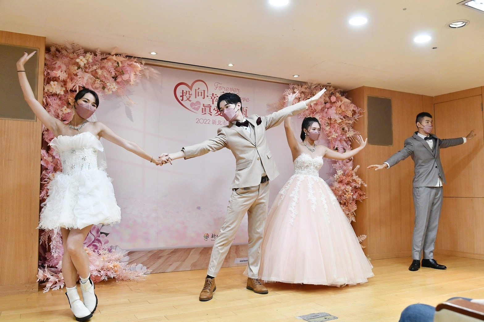 穿著唯美婚紗及帥氣西裝的新人模特兒共同跳起王心凌《愛你》真愛舞曲