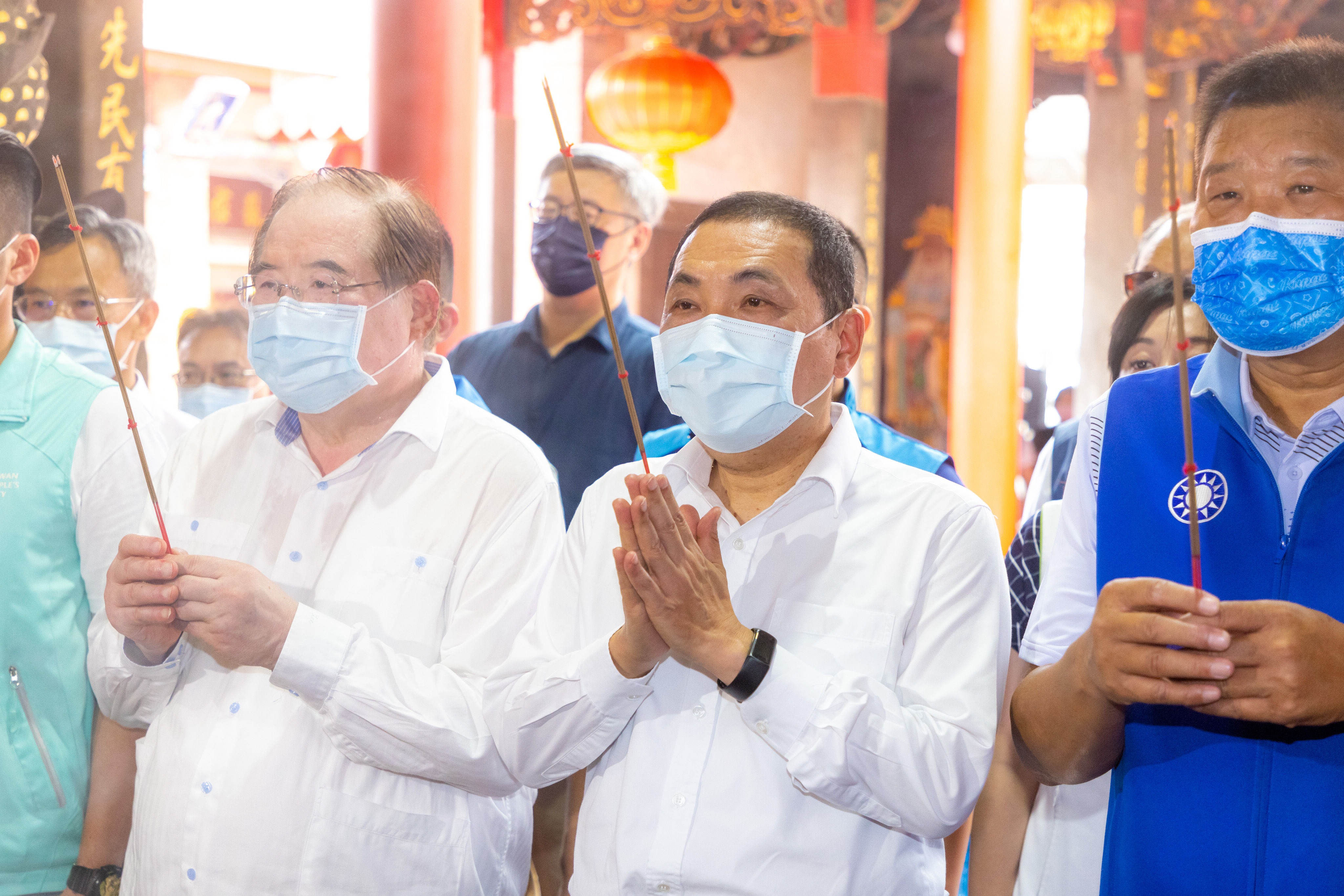 侯友宜市長至先嗇宮參拜祈福，祈求疫情早日退散