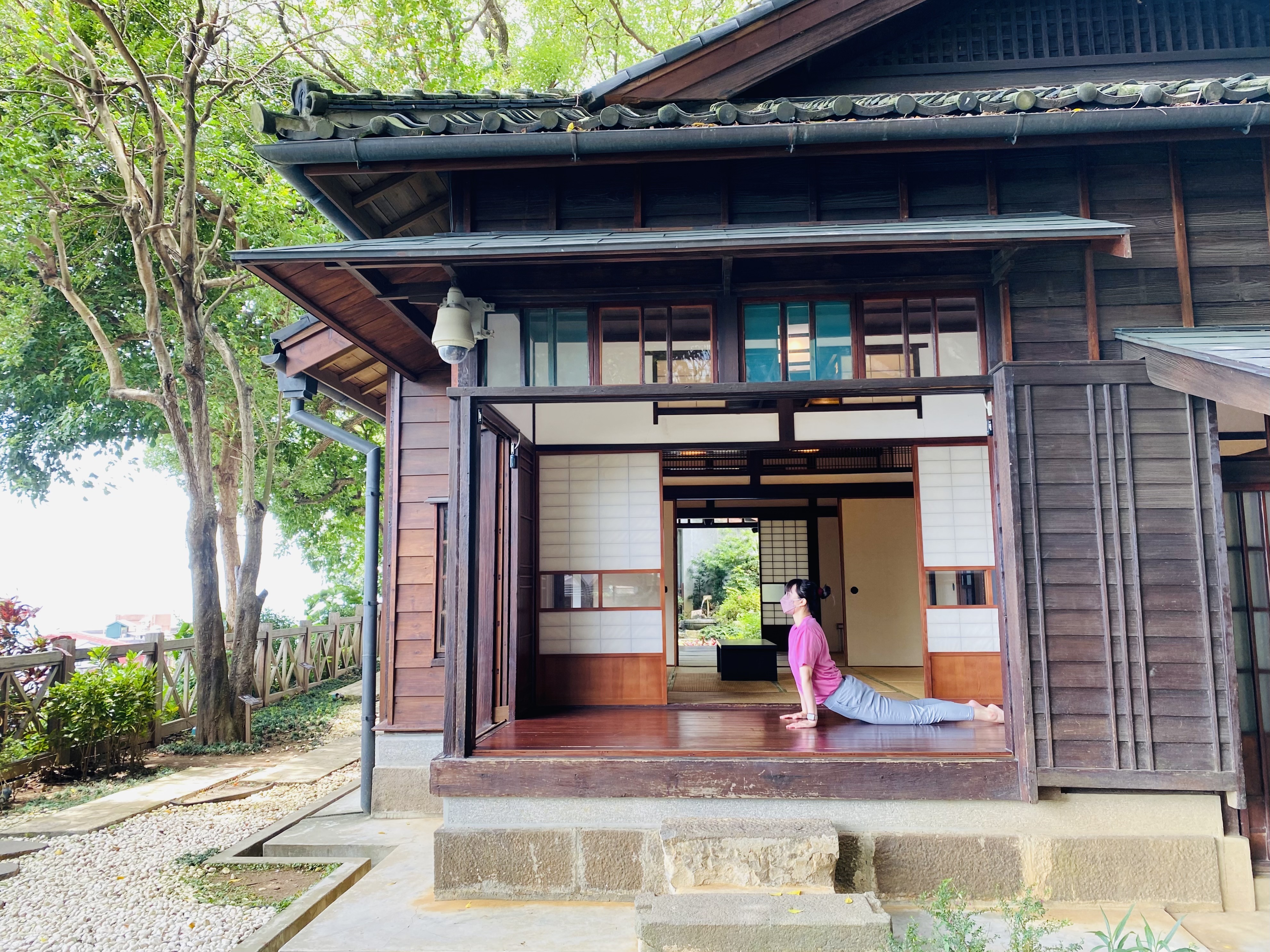 淡水古蹟博物館在國際瑜珈日推出《淡古瑜珈八式》創意影片，讓大家做瑜珈還能認識古蹟，其中，淡水街長多田榮吉故居適合做「眼鏡蛇式」。