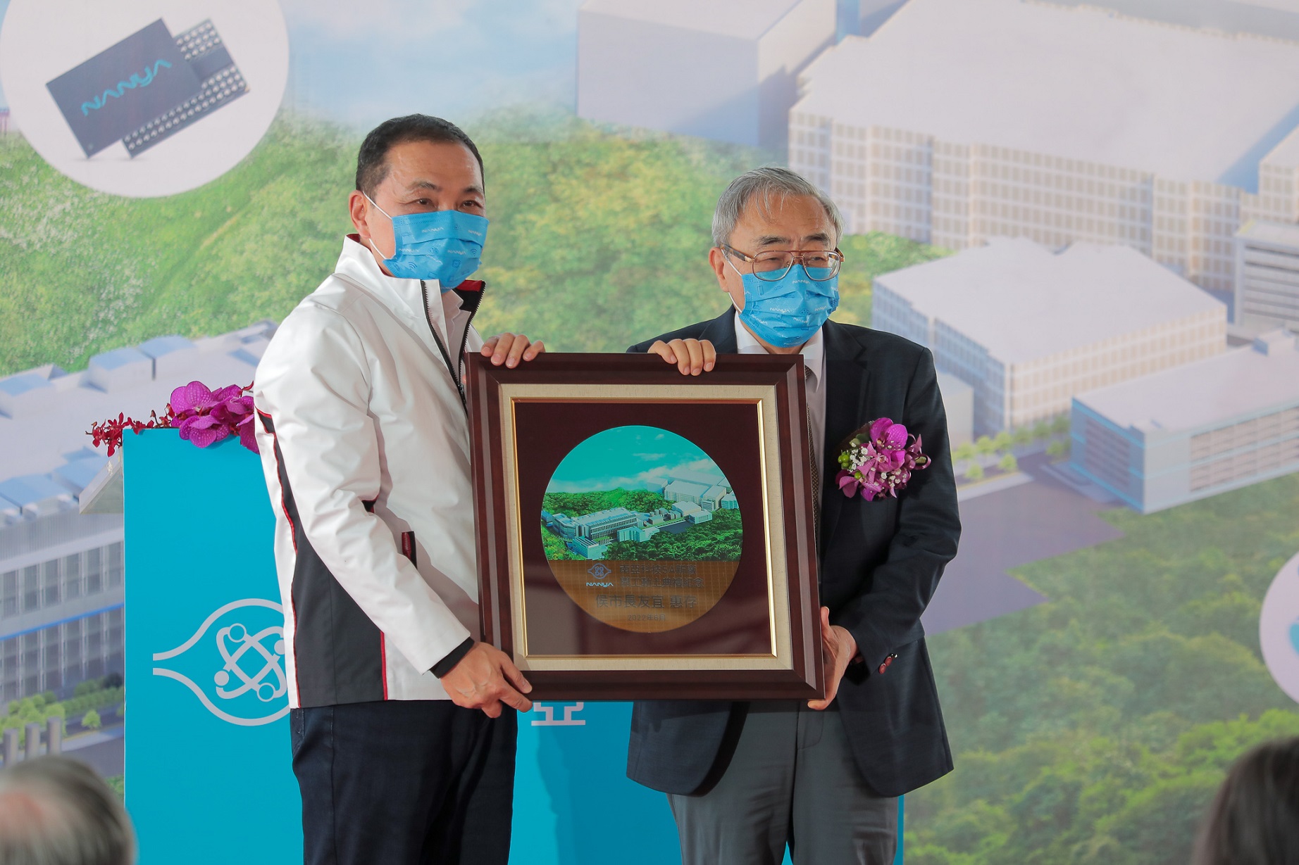 台塑集團總裁王文淵(右)致贈晶圓給新北市長侯友宜(左)