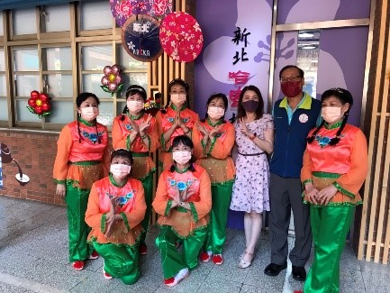 3.客家局長與社團法人新北市板橋客屬會陳勇鎬理事長及舞蹈班學員合