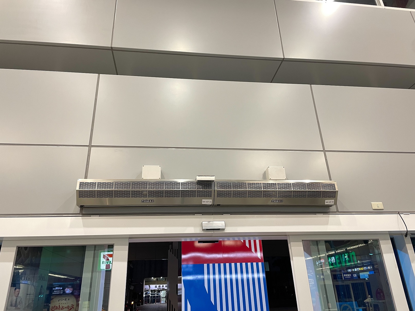 新北市政府推出新北服務業隔熱設備補助，盼有效降低用電量，其中空氣門簾，每台最高補助10000元