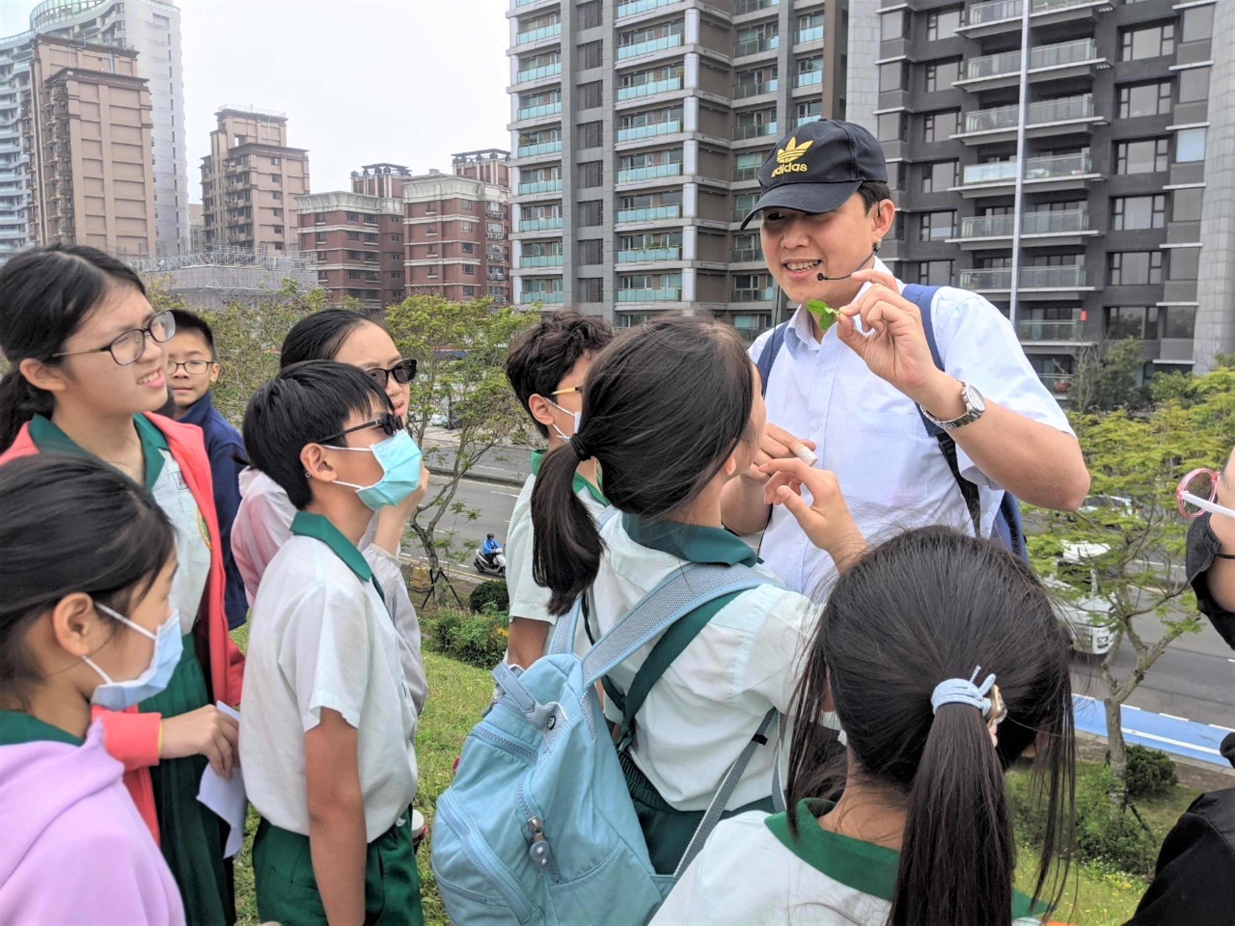 8.董大鋼老師帶領學生生態探索(圖為資料照片)