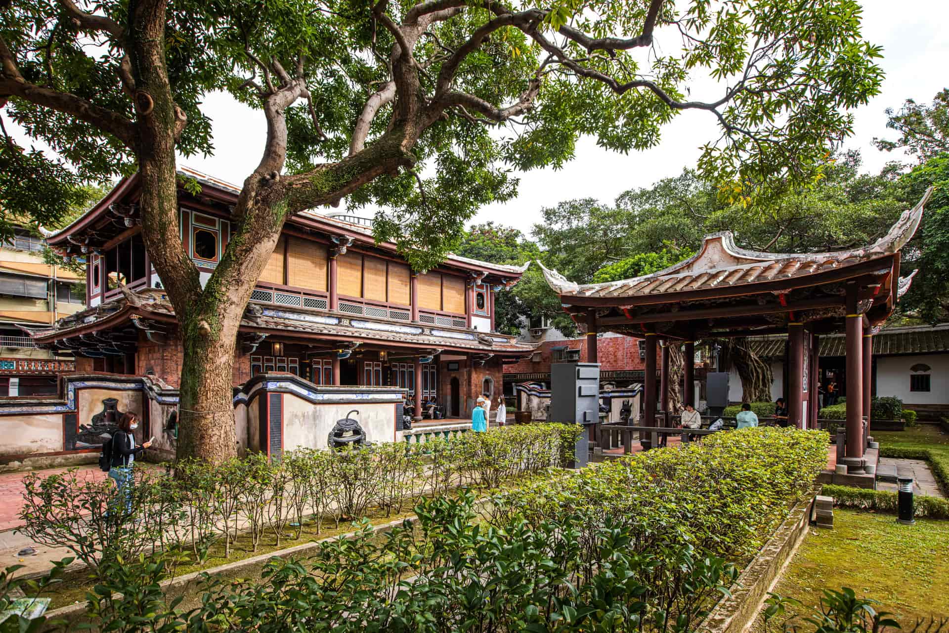 至「新北博線上平臺」預約入館時間取得數位門票，於預定當天至博物館出示消費證明後即享免費入場