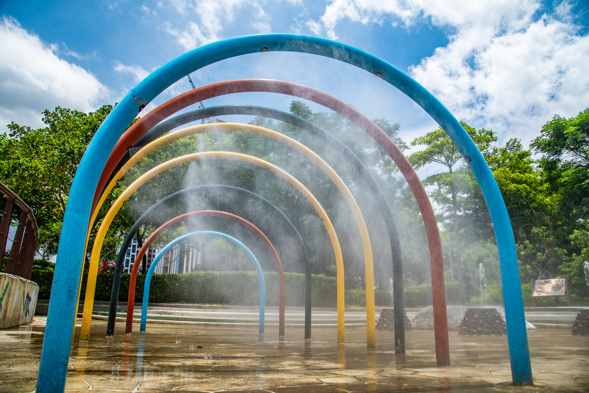 戲水池內彩虹噴水隧道