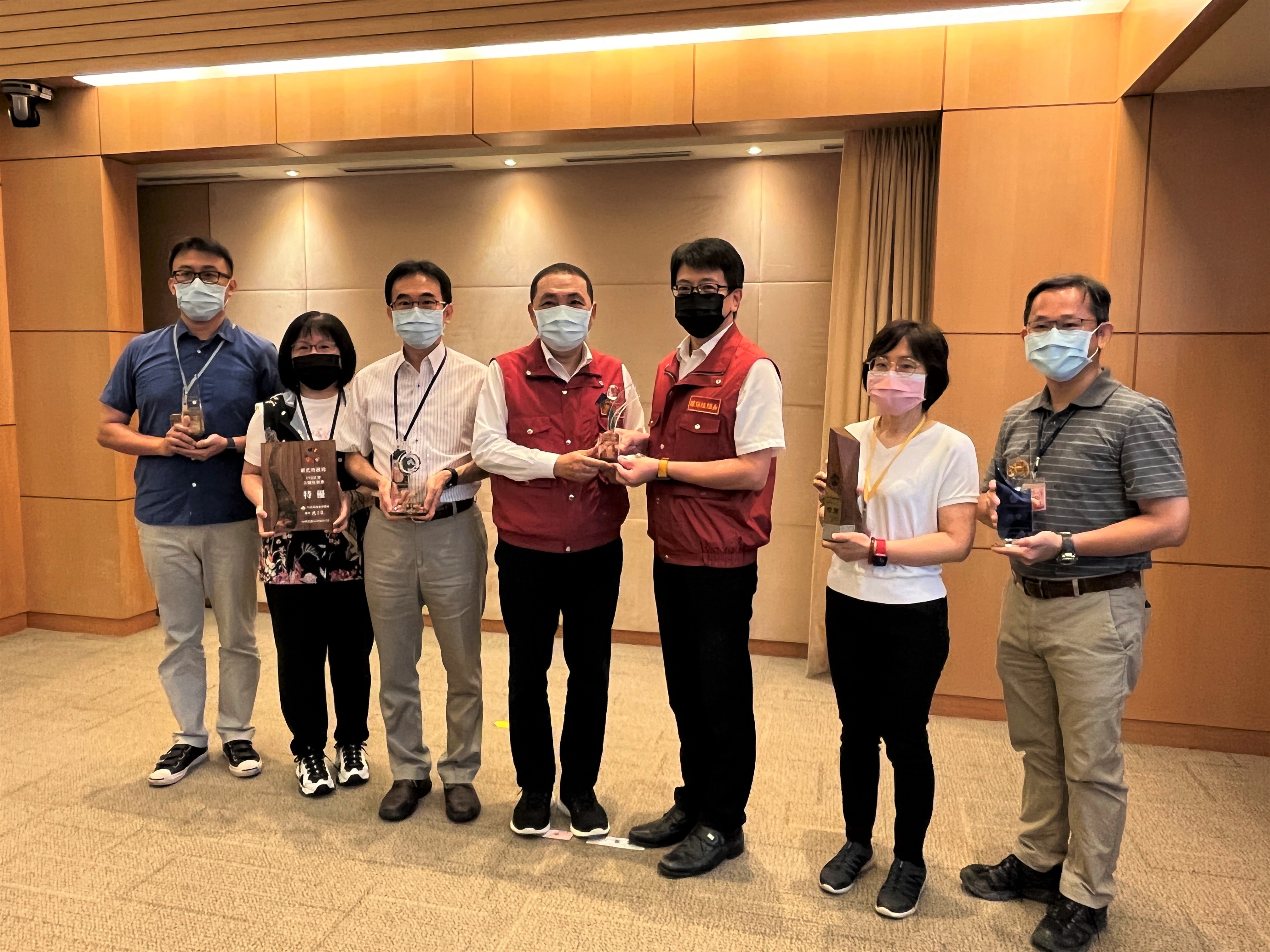 1.環保局長程大維29日率各科室主管於市政會議中代表獻獎