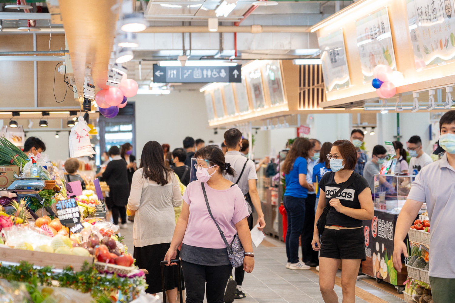 五股市場涵蓋蔬果、生鮮、熟食、百貨及雜貨等不同業種，共計104攤，強調一站式購物體驗，吸引在地百年黑豬肉、三代祖傳油飯、日式生魚片等特色商家進駐。