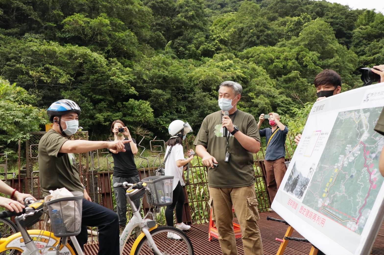 新工處長王益翔為市長解說三貂嶺隧道自行車道路線及施工過程