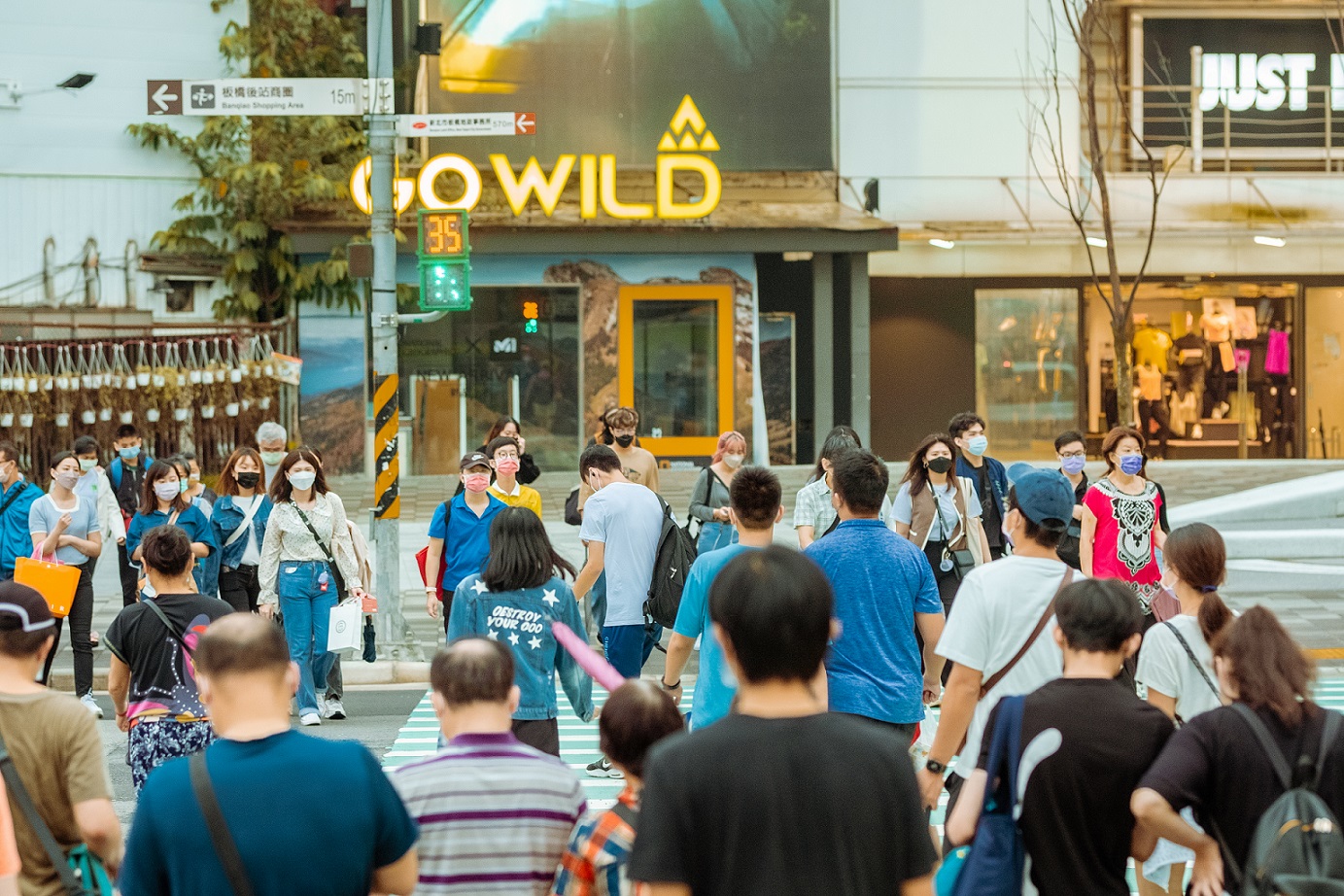 府中商圈位於板橋的重要交通樞紐地帶，聚集流行時尚、潮流、美食等優質店家，融合新舊文化，發展為極具特色的複合式商圈