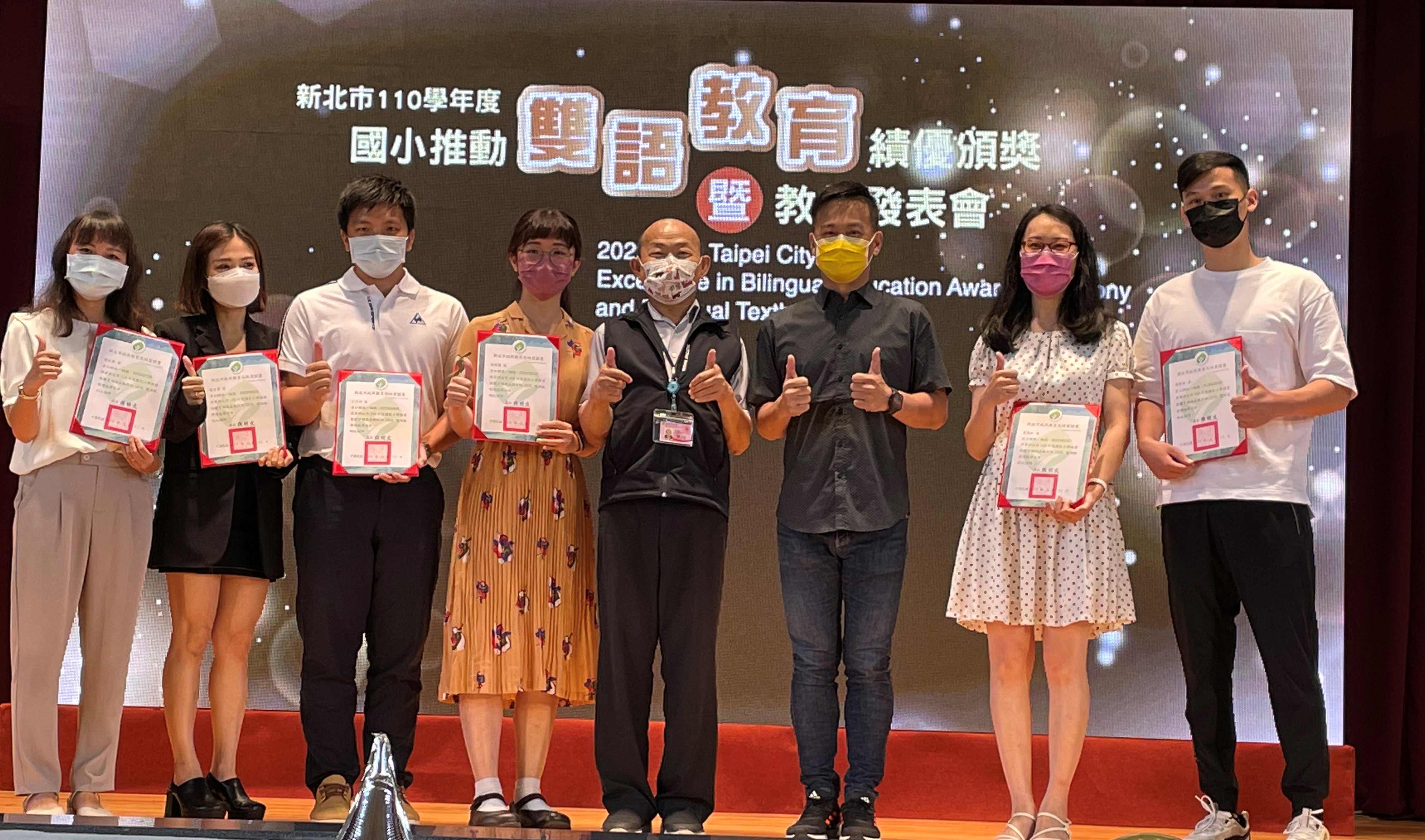 6.教育局副局長歐人豪頒發雙語學分班結業證書，鼓勵教師精進雙語教學能力。.jpg